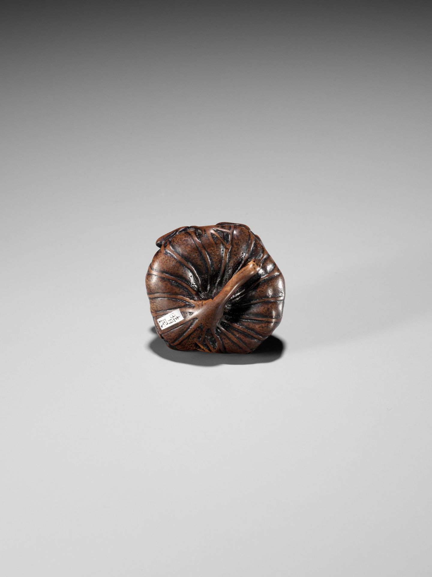 SEIMIN: A FINE WOOD NETSUKE OF A FROGS ON A LOTUS LEAF - Image 10 of 12