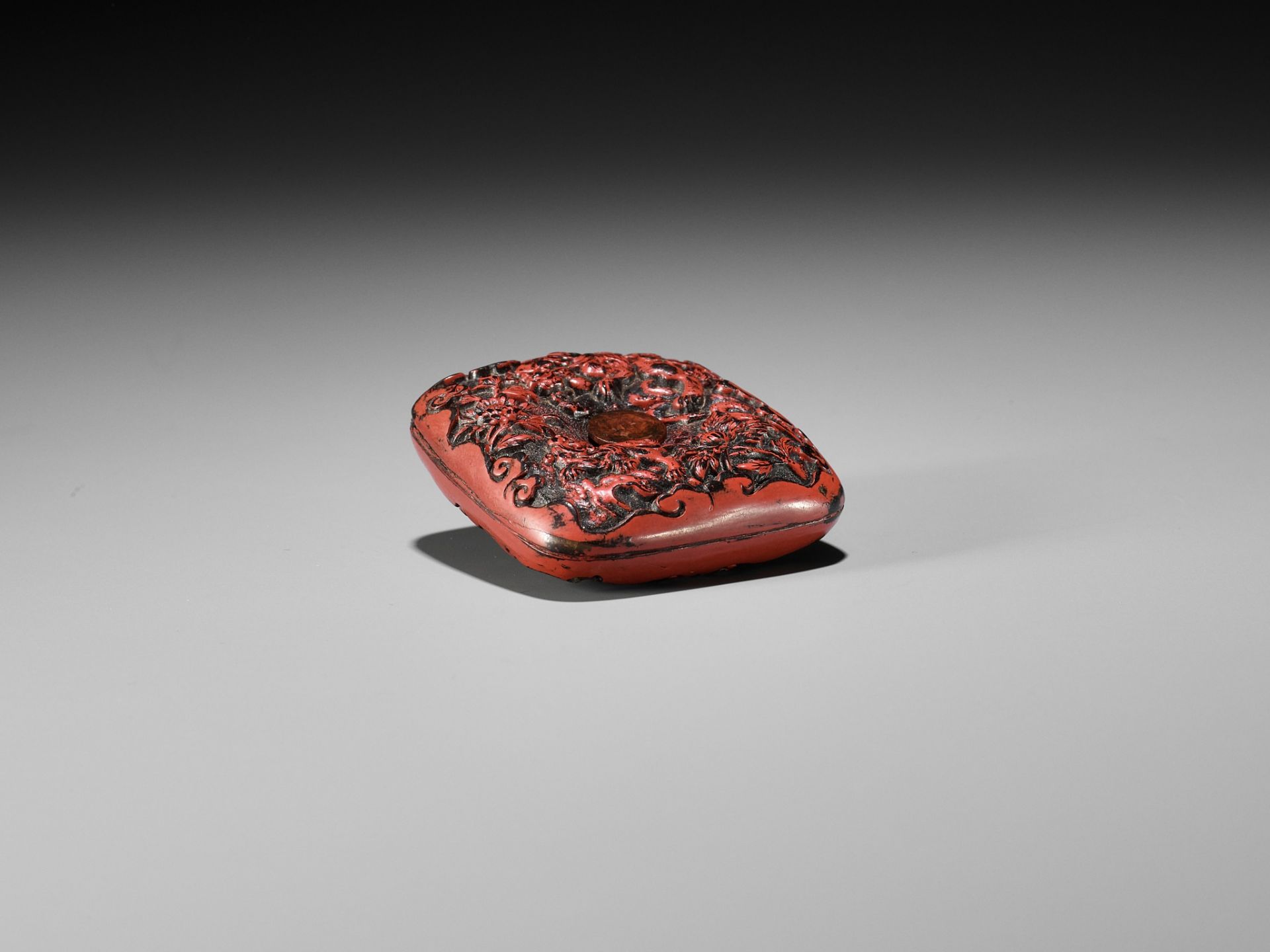 A NEGORO LACQUER NETSUKE DEPICTING SHISHI NO SAKA OTOSHI - Image 8 of 8