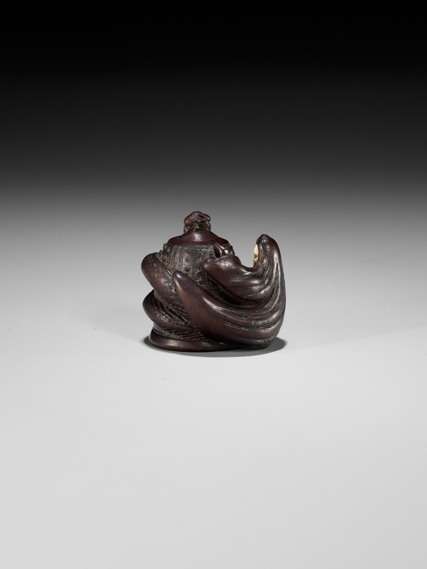 SHIGEYOSHI: AN INLAID DARK WOOD NETSUKE OF KIYOHIME - Bild 9 aus 11