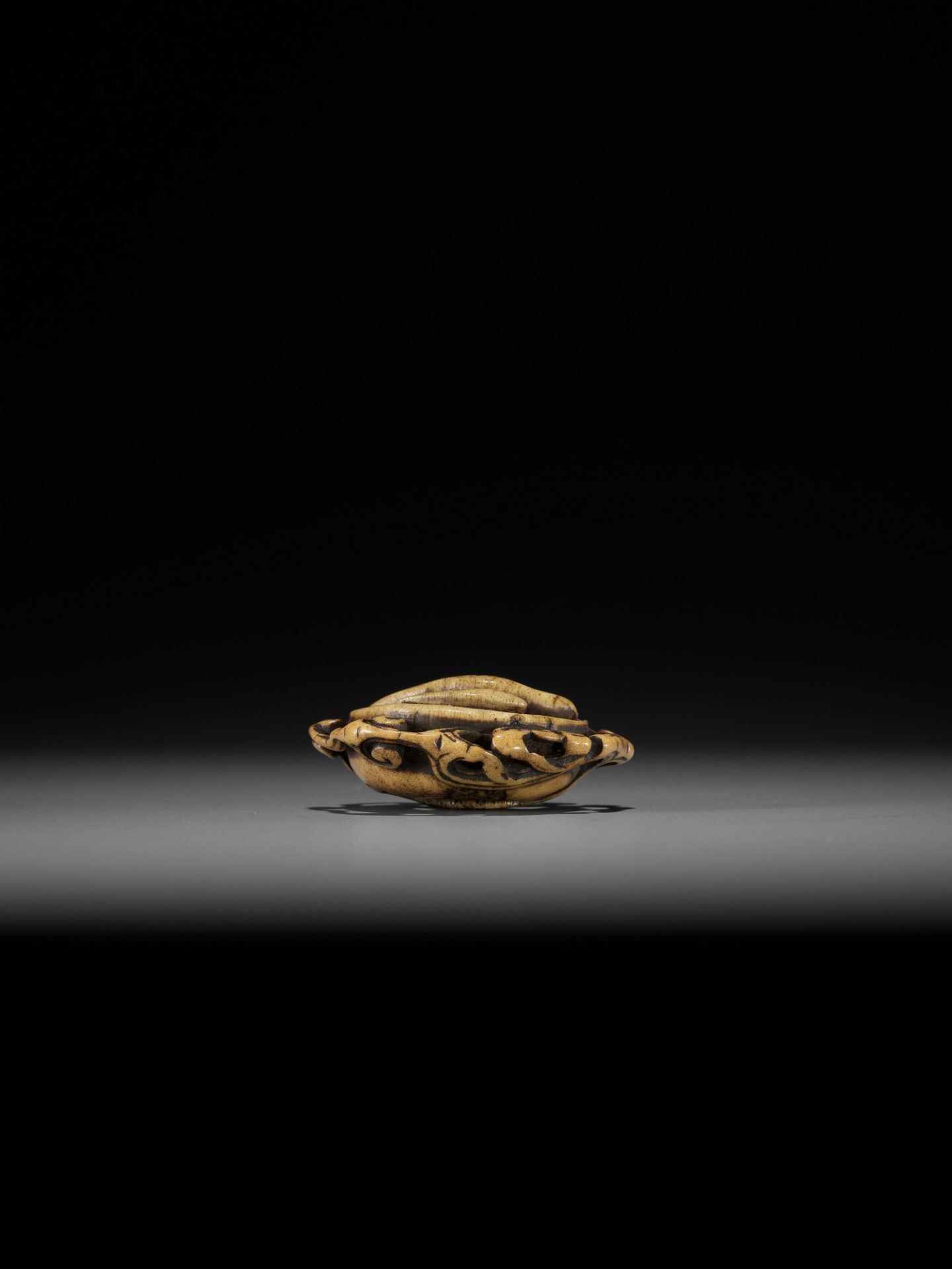 A FINE STAG ANTLER RYUSA MANJU NETSUKE OF A CUCKOO AND MOON, ATTRIBUTED TO RENSAI - Image 10 of 12