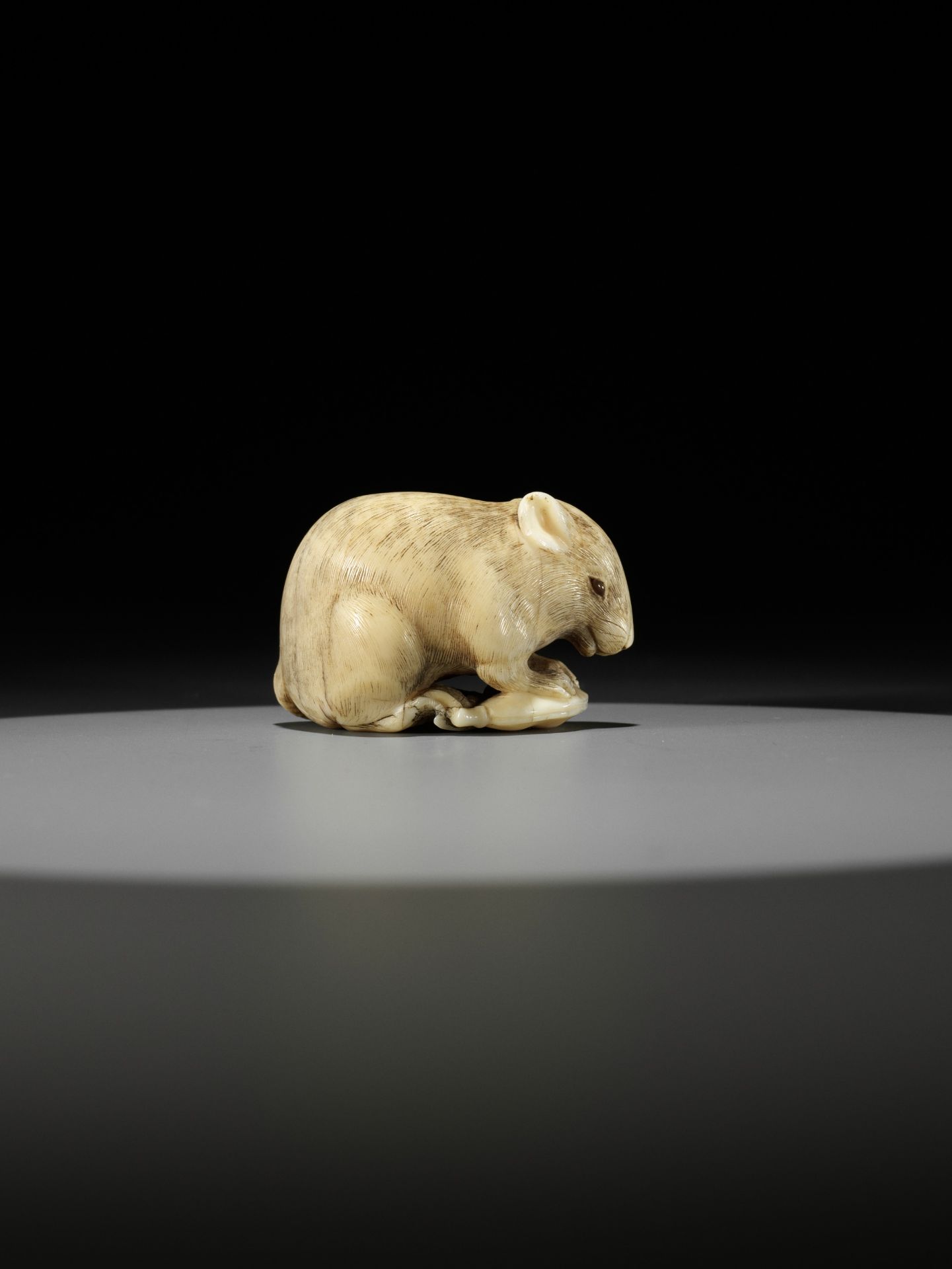 OKATOMO: A SUPERB IVORY NETSUKE OF A RAT WITH EDAMAME BEAN POD - Bild 3 aus 15