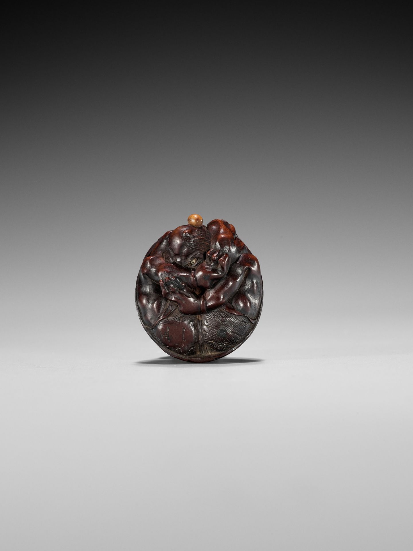 MASAKAZU: A WOOD NETSUKE OF A COWERING ONI DURING SETSUBUN - Bild 11 aus 13