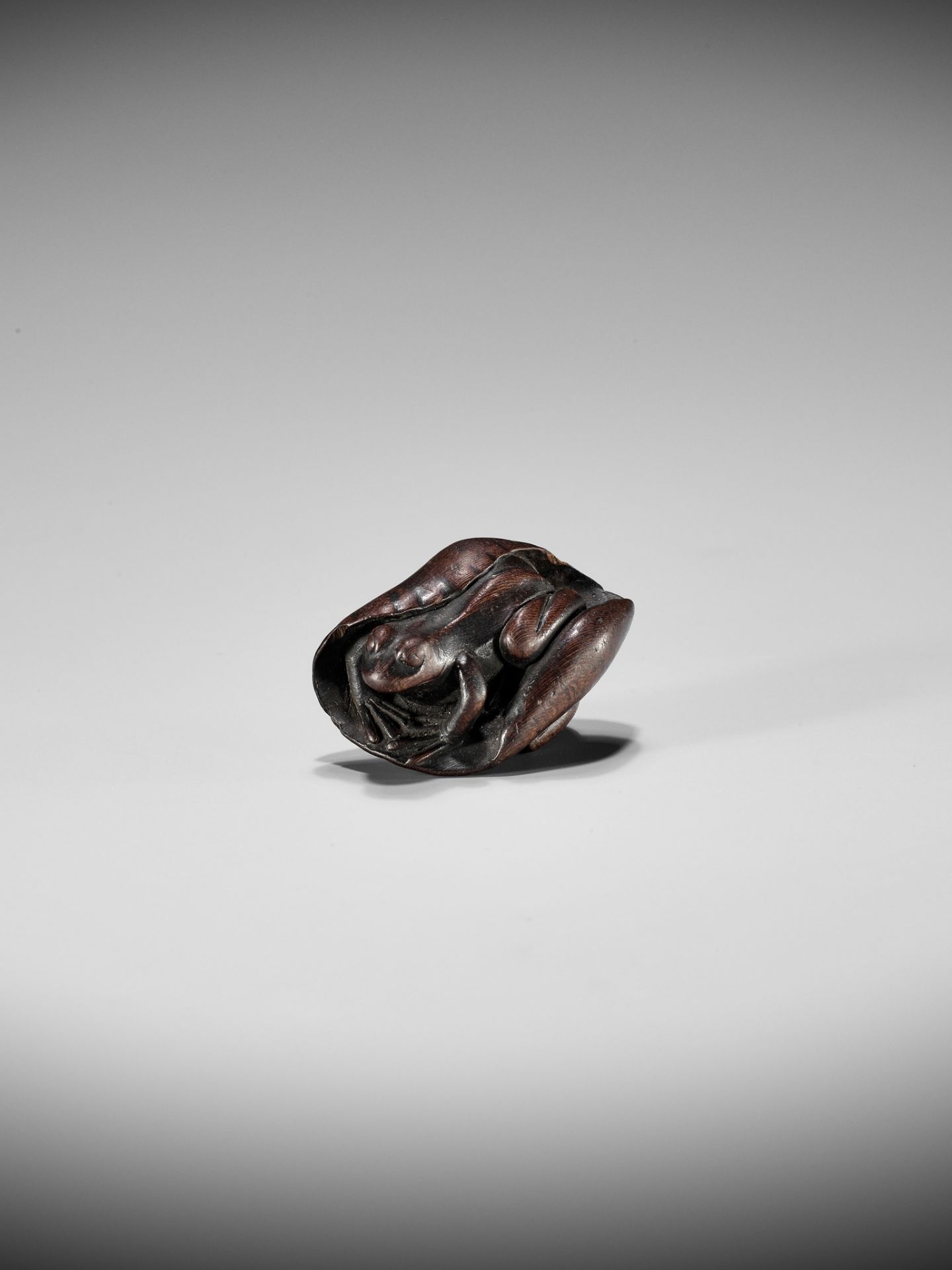 SHUGETSU: A WOOD NETSUKE OF A FROG ON A LOTUS LEAF - Bild 2 aus 9