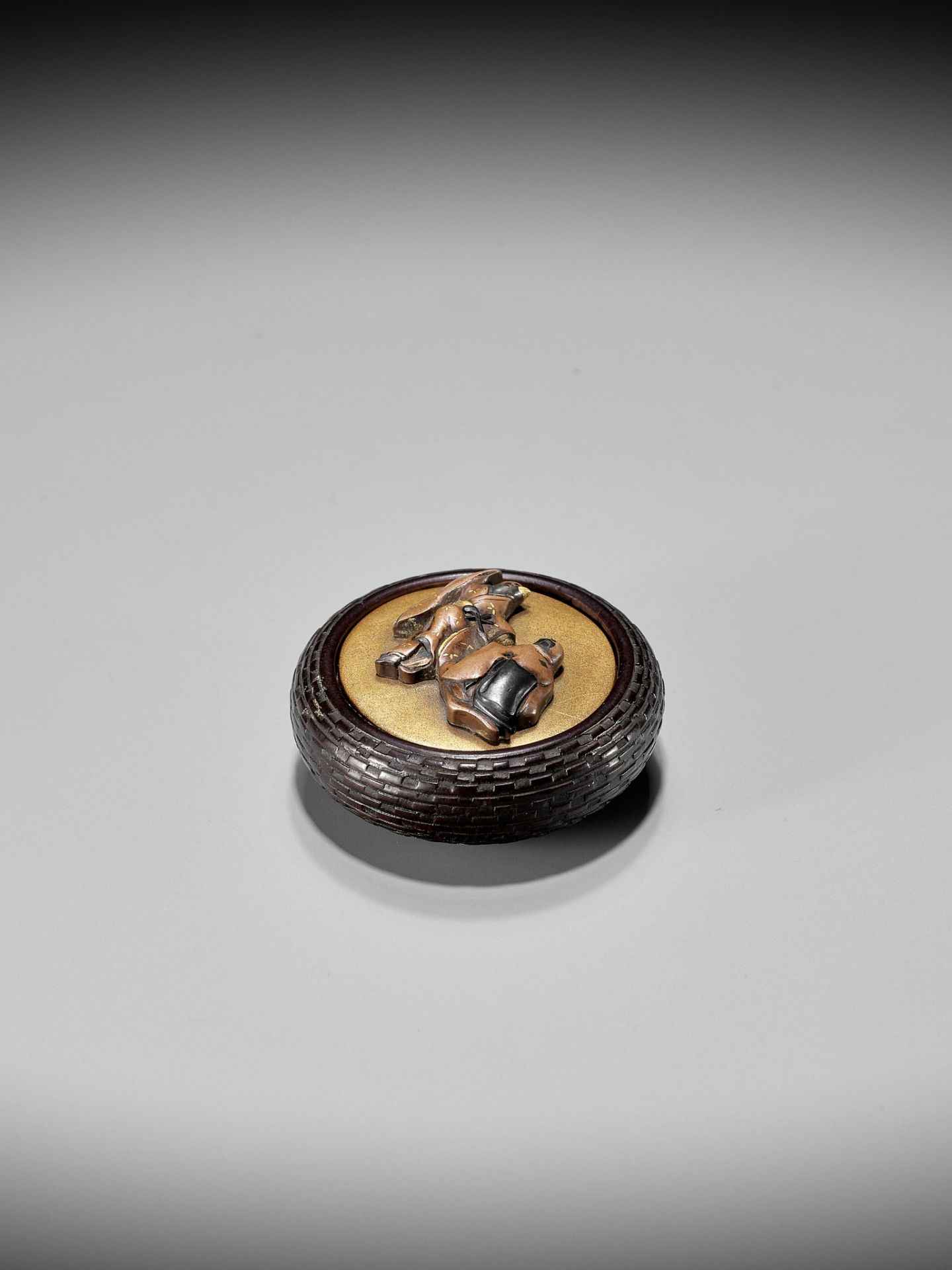 AN UNUSUAL WOOD, GOLD LACQUER AND MIXED METAL KAGAMIBUTA WITH SHITAKIRI SUZUME DESIGN - Image 8 of 8