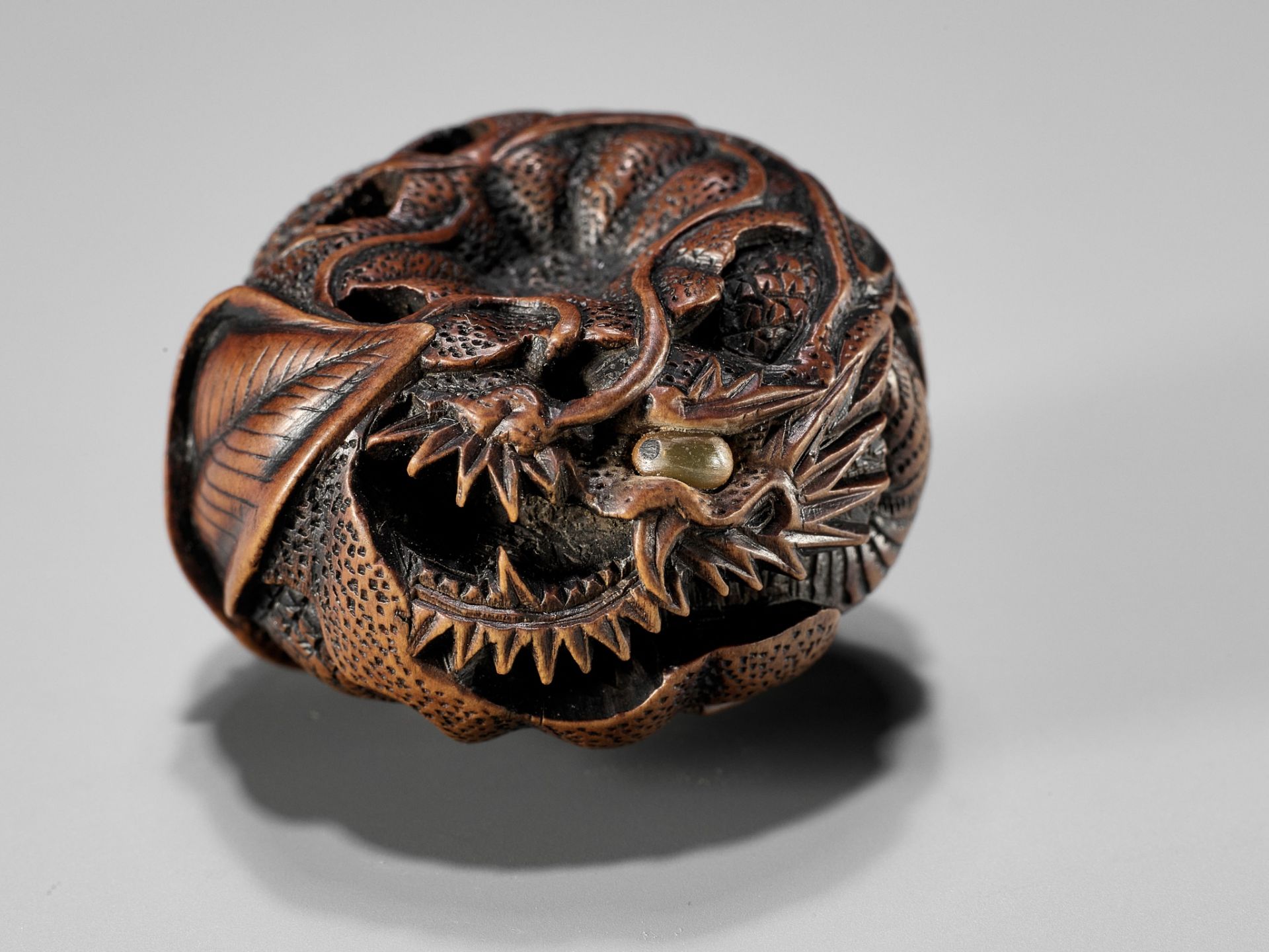 TOYOMASA: A FINE WOOD NETSUKE OF A DRAGON IN A MIKAN - Bild 11 aus 11