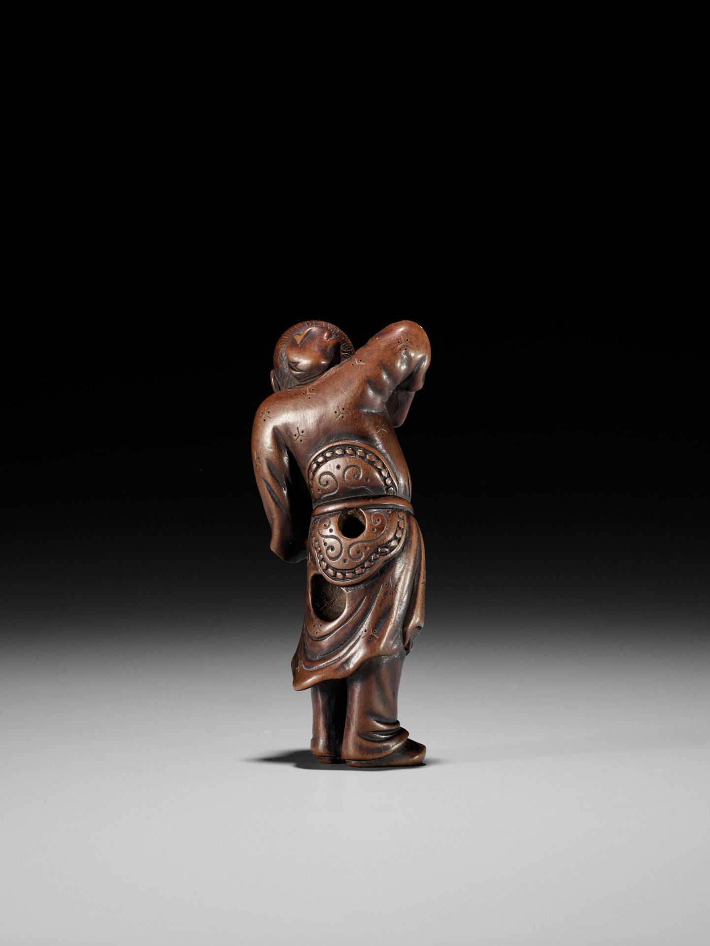 AN UNUSUAL WOOD NETSUKE DEPICTING KINKO SENNIN WITH A BRUSH AND FISH - Bild 3 aus 10