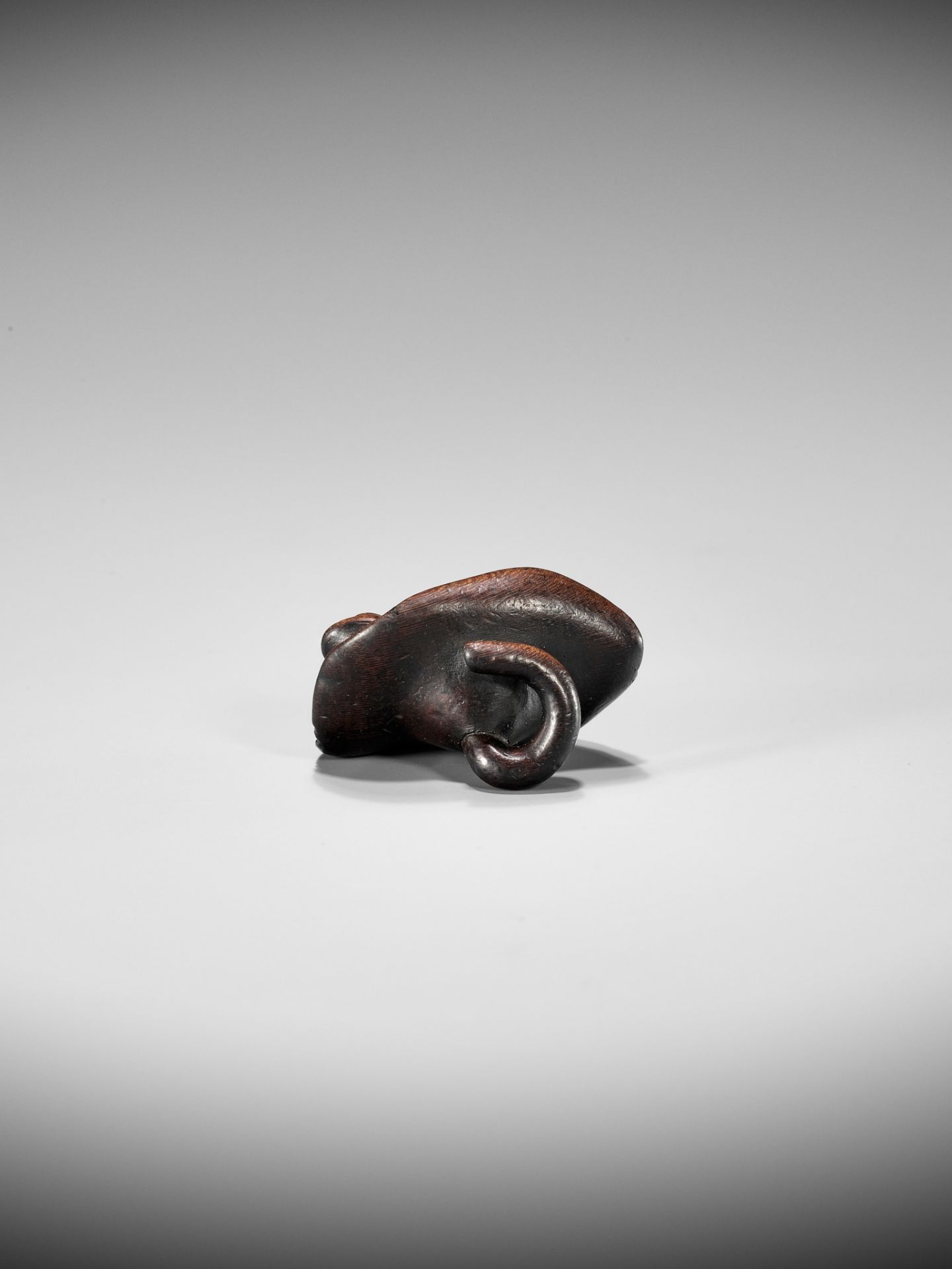 SHUGETSU: A WOOD NETSUKE OF A FROG ON A LOTUS LEAF - Bild 8 aus 9