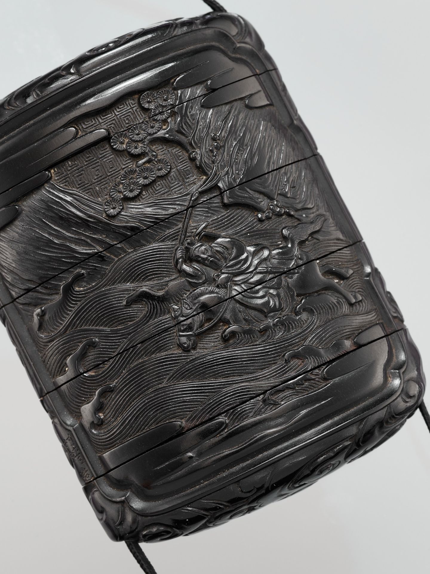ZONSEI: A FINE TSUIKOKU (CARVED BLACK LACQUER) FOUR-CASE INRO DEPICTING CHORYO AND KOSEKIKO - Image 2 of 7