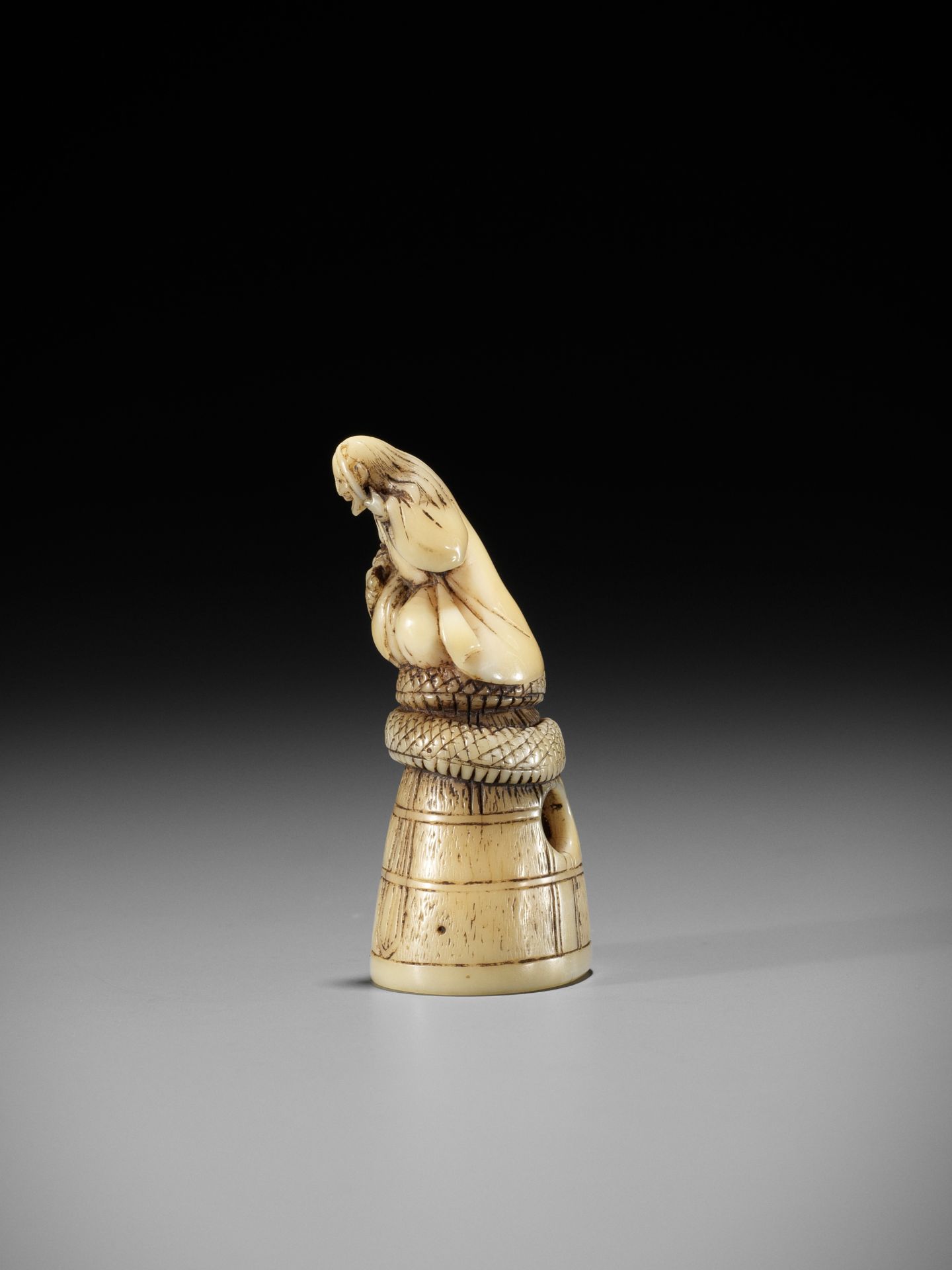 A RARE MARINE TOOTH NETSUKE OF KIYOHIME - Bild 4 aus 8