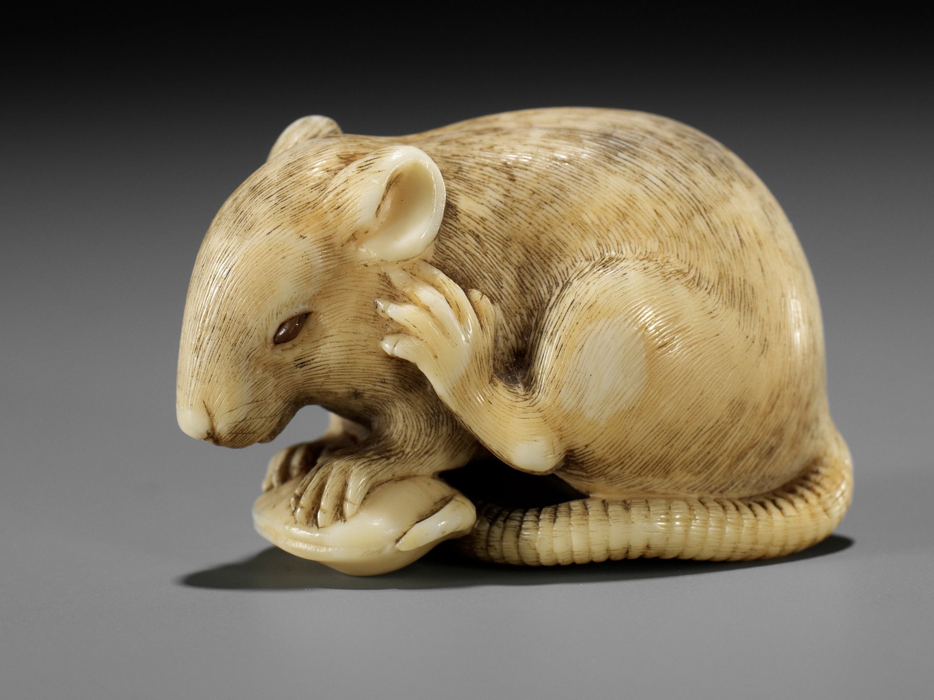 OKATOMO: A SUPERB IVORY NETSUKE OF A RAT WITH EDAMAME BEAN POD - Bild 13 aus 15