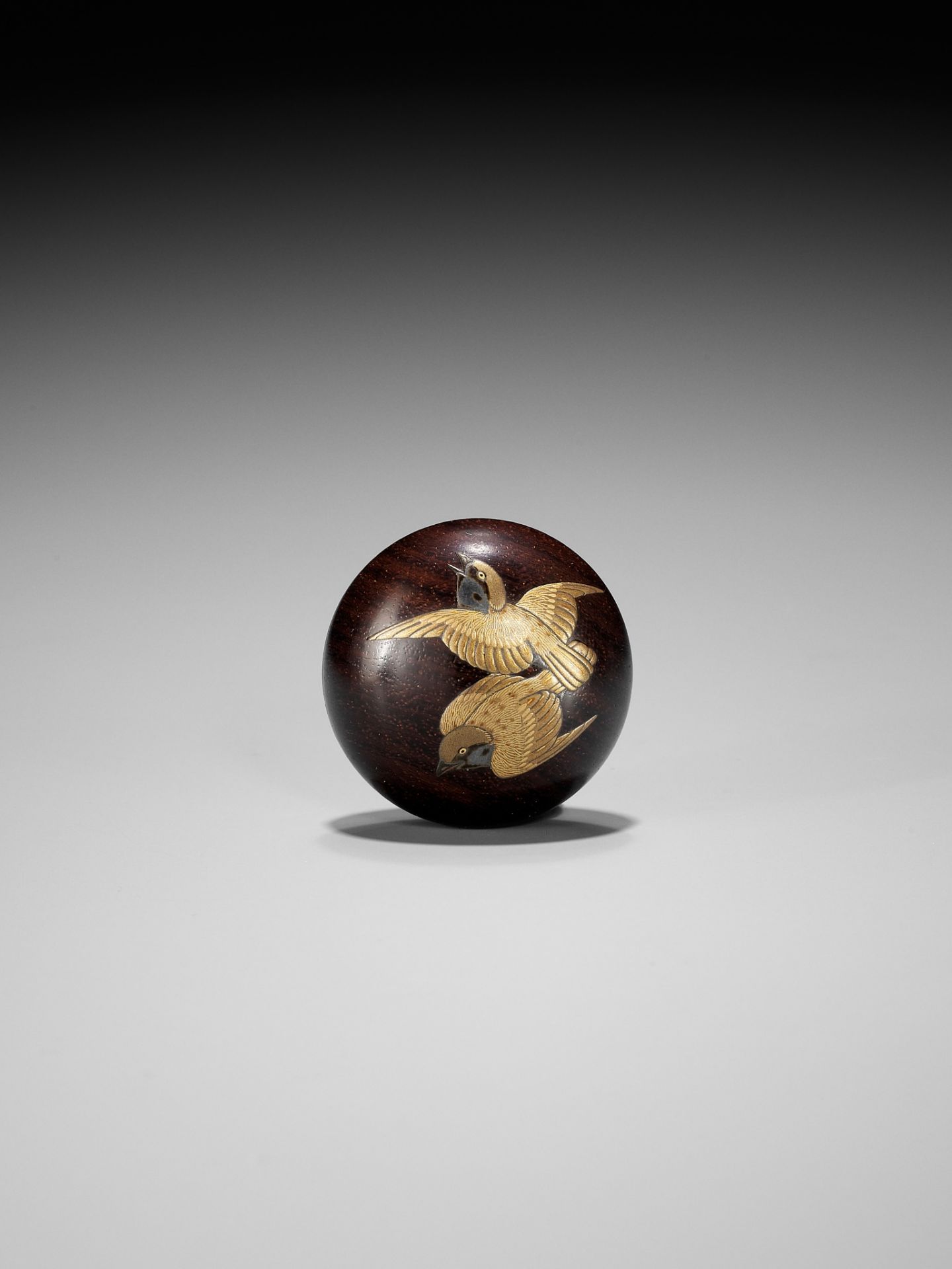 IKESHIMA YOSHINORI: A LACQUER MANJU NETSUKE DEPICTING THE TONGUE CUT SPARROW - Bild 2 aus 8