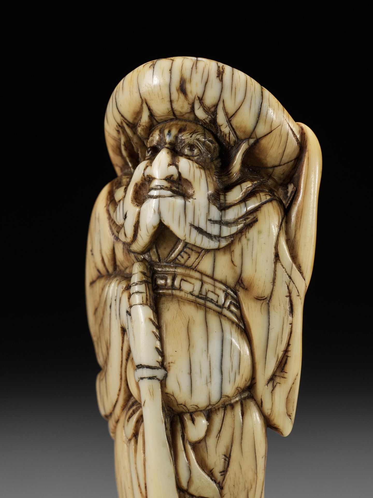 A GOOD KYOTO SCHOOL IVORY NETSUKE OF SHOKI, ATTRIBUTED TO OKATOMO - Bild 11 aus 13