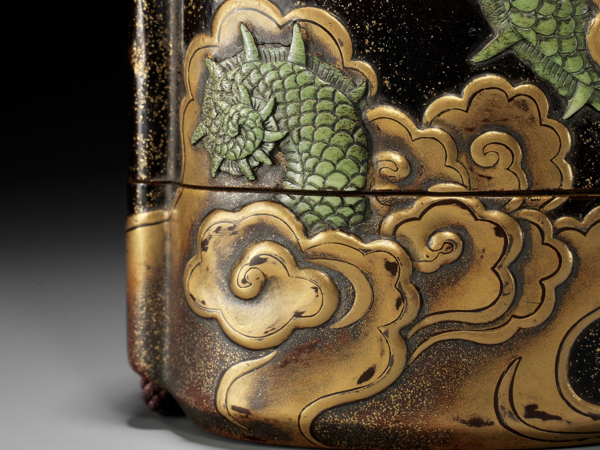 KAJIKAWA KYUJIRO: EXCEPTIONALLY LARGE AND IMPORTANT LACQUER FOUR CASE INRO WITH DRAGON, DATED 1647 - Bild 4 aus 18