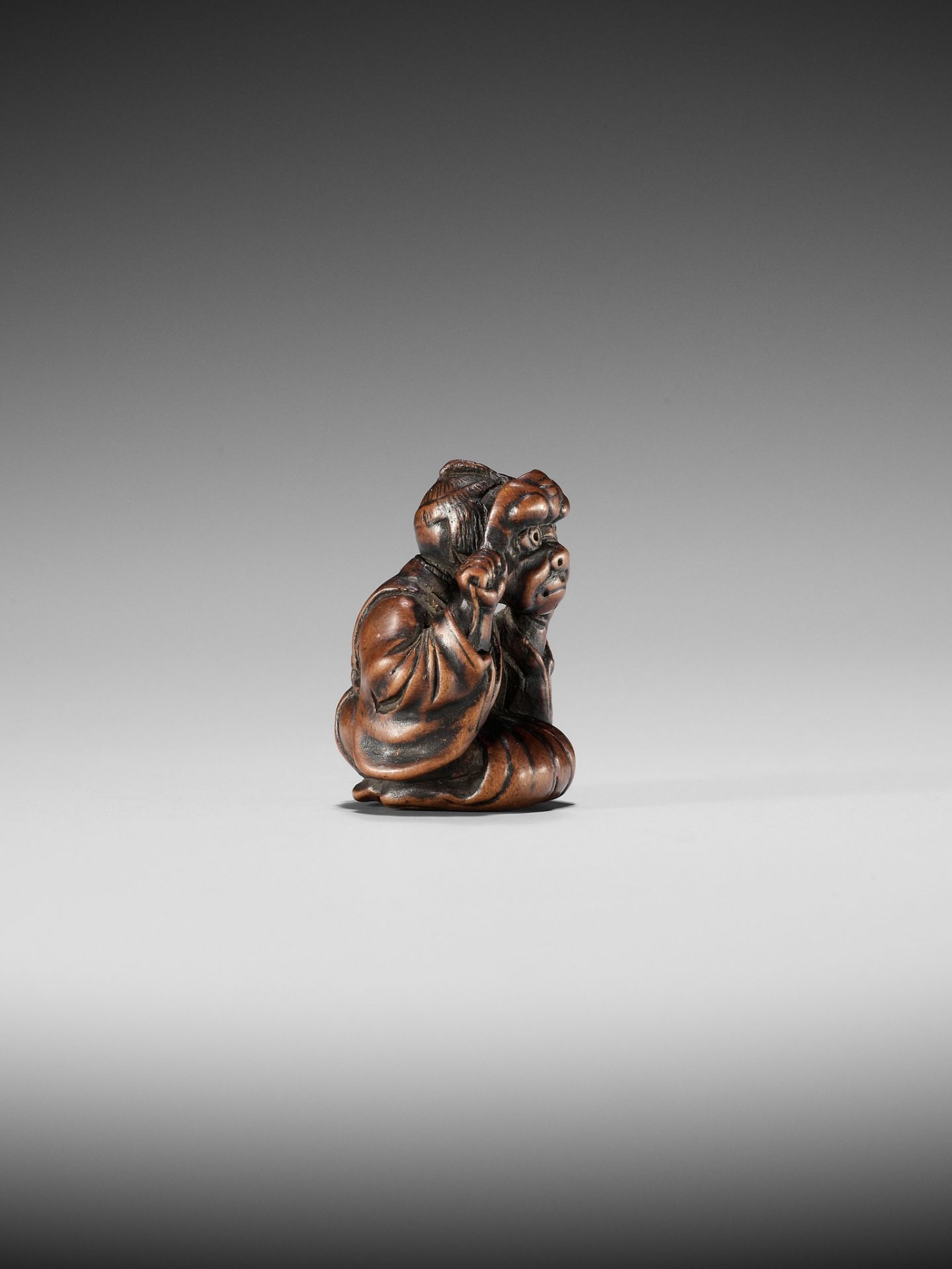 A FINE EDO SCHOOL WOOD NETSUKE OF A BOY WEARING AN ONI MASK - Bild 7 aus 9