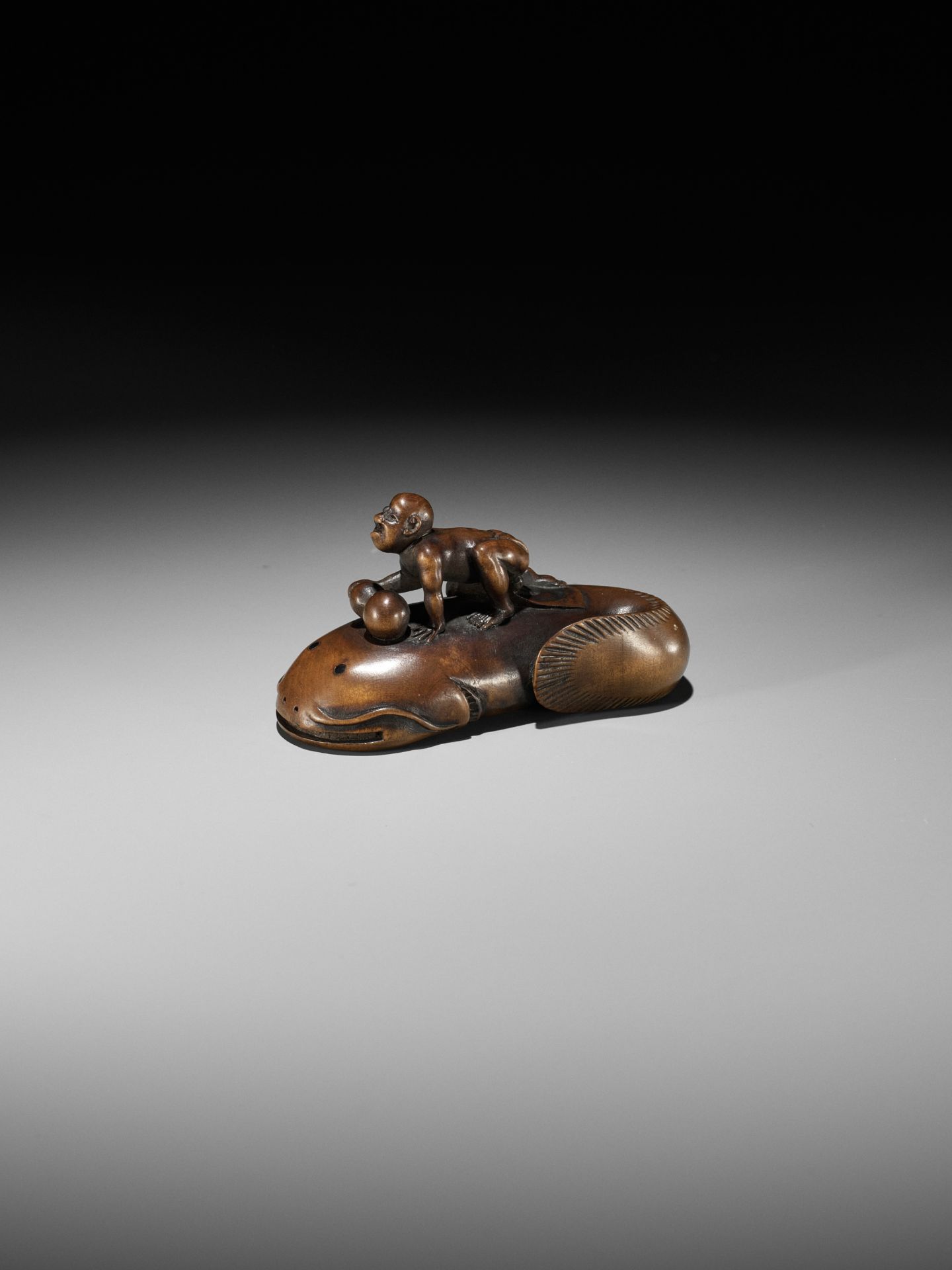 MUGAI: A RARE WOOD NETSUKE OF A BLIND FISHERMAN TAMING THE NAMAZU - Bild 4 aus 13