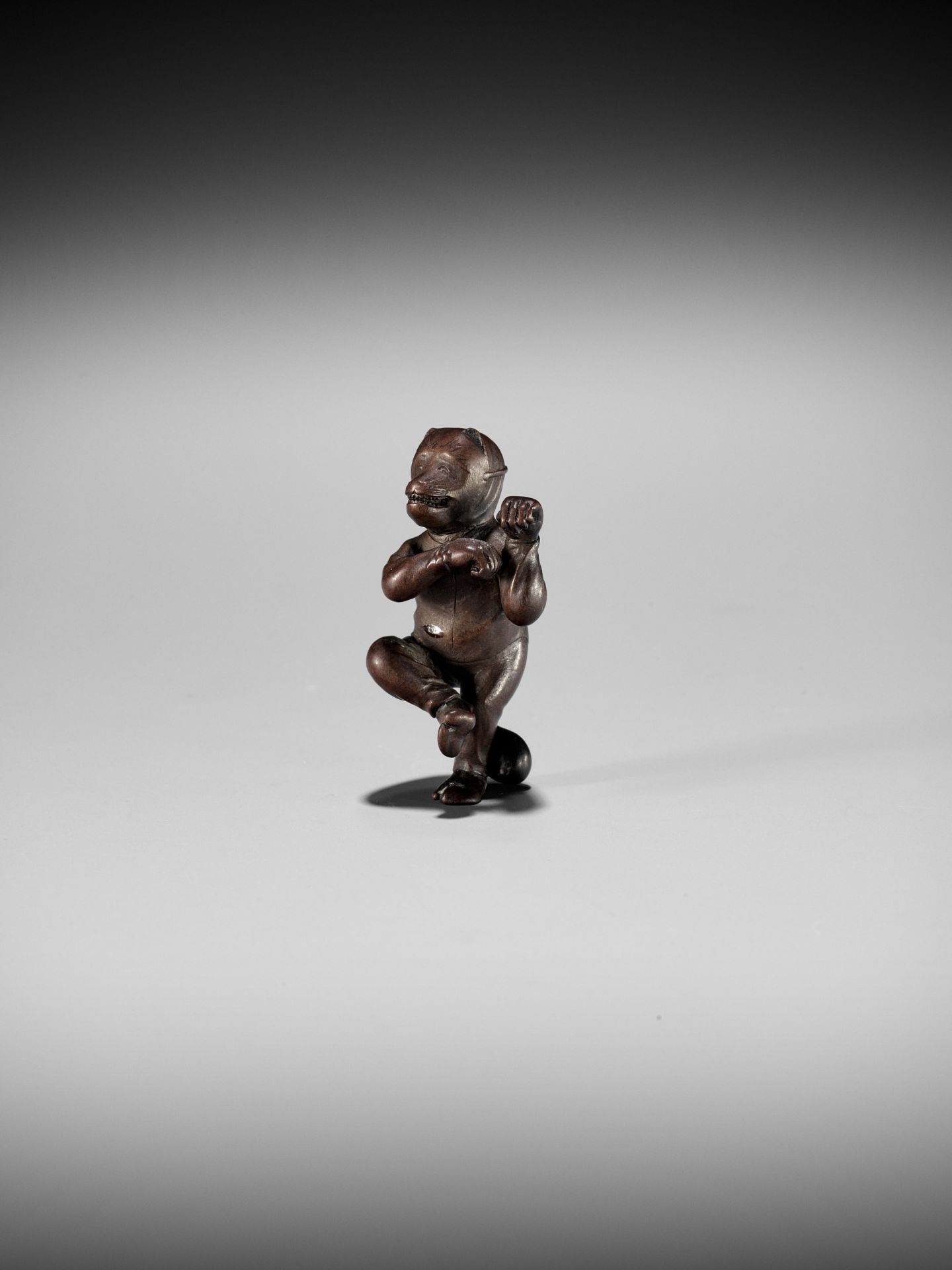 AN EXQUISITELY SMALL WOOD NETSUKE OF A FOX DANCER, ATTRIBUTED TO JUGYOKU - Image 2 of 11