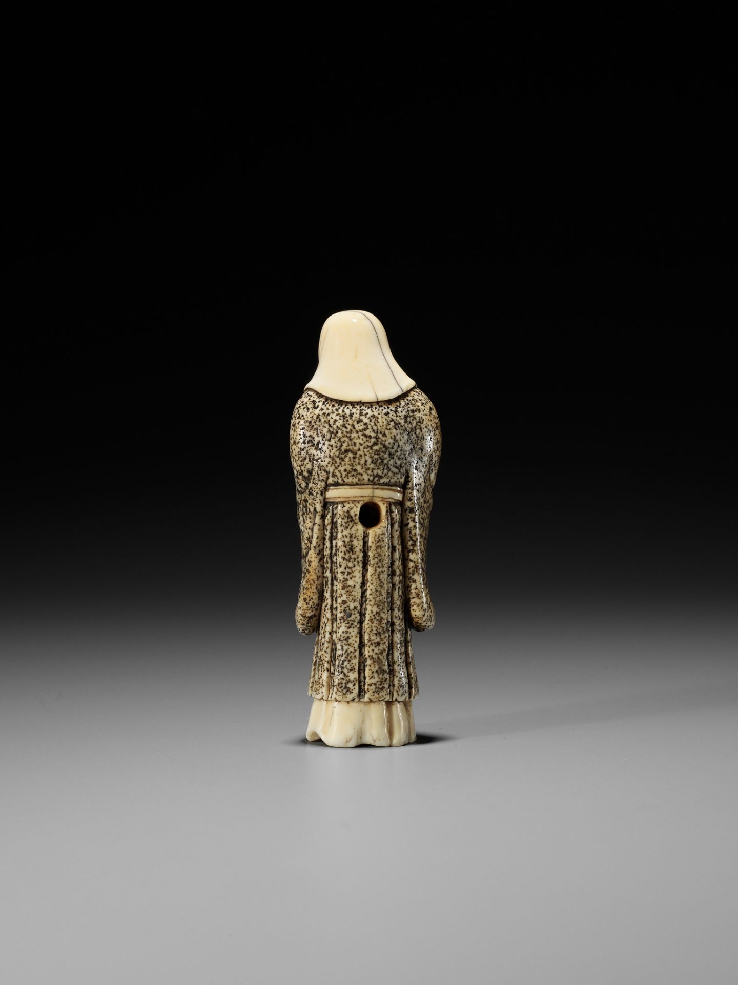 A RARE IVORY NETSUKE OF AN ACTOR IN THE ROLE OF THE FOX PRIEST (HAKUZOSU) - Image 7 of 13