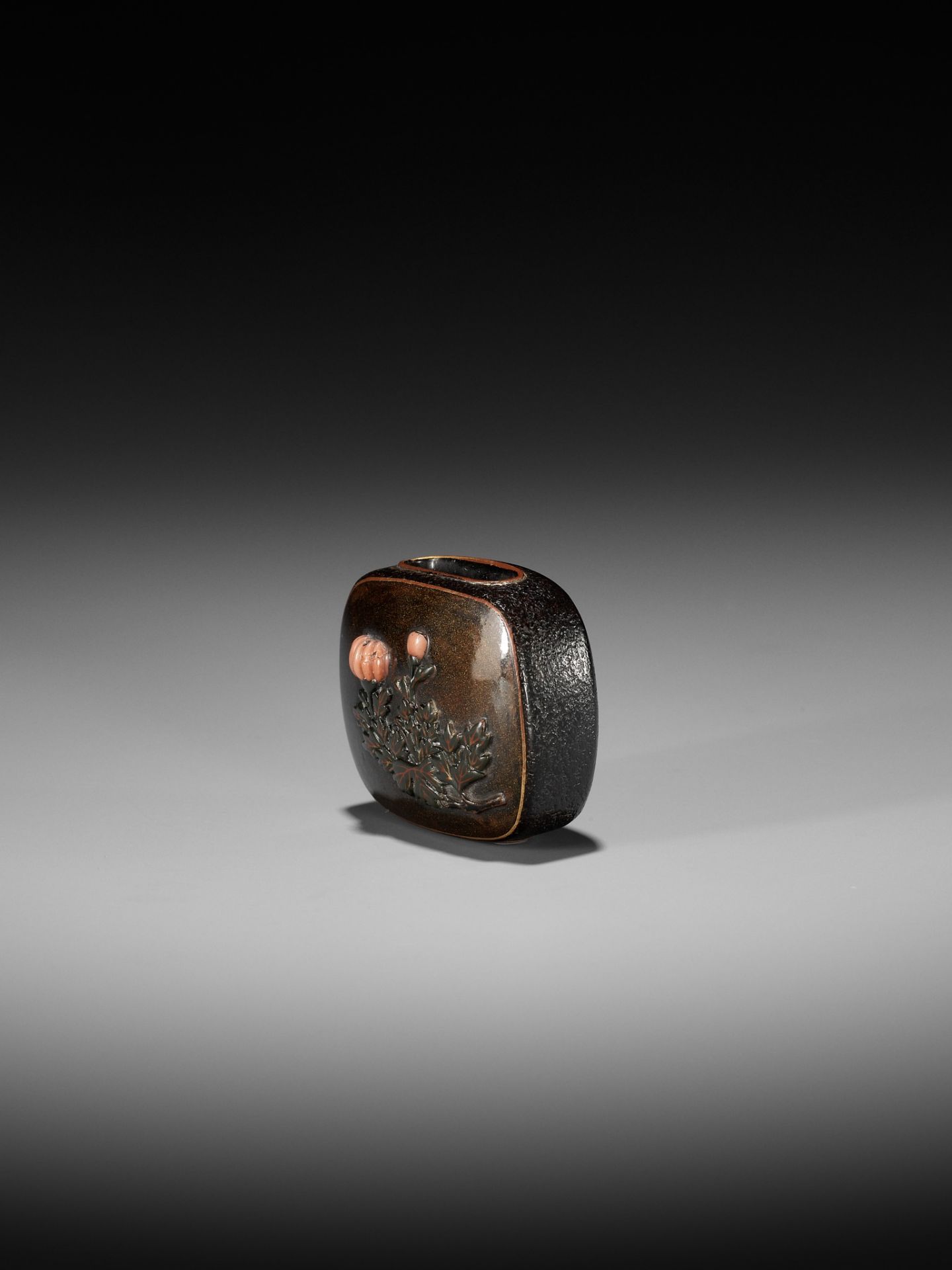 A RARE AND UNUSUAL LACQUER NETSUKE WITH FLORAL DESIGN - Bild 4 aus 10