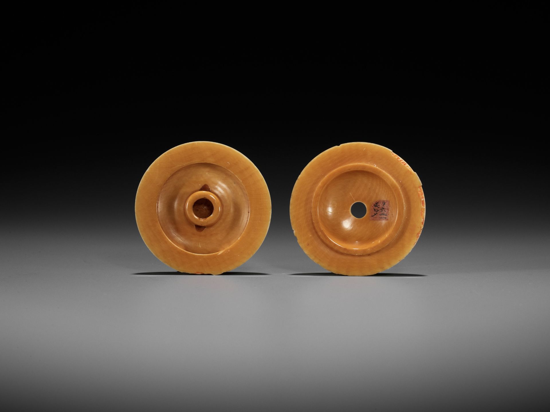 JUGYOKU: A VERY FINE IVORY MANJU NETSUKE OF DARUMA - Image 6 of 8