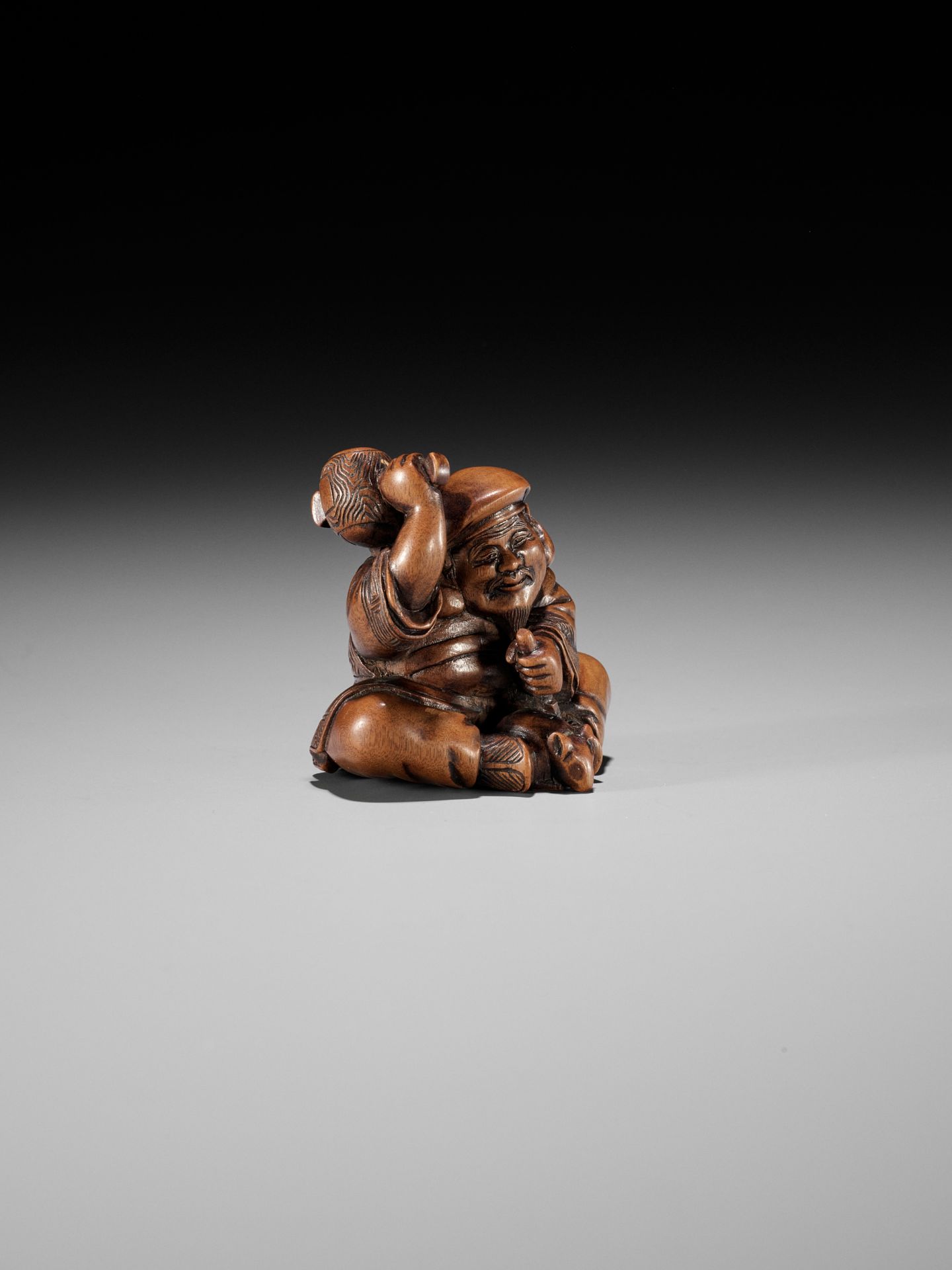 MASANAO: A RARE WOOD NETSUKE OF DAIKOKU CARVING A RAT - Bild 2 aus 12