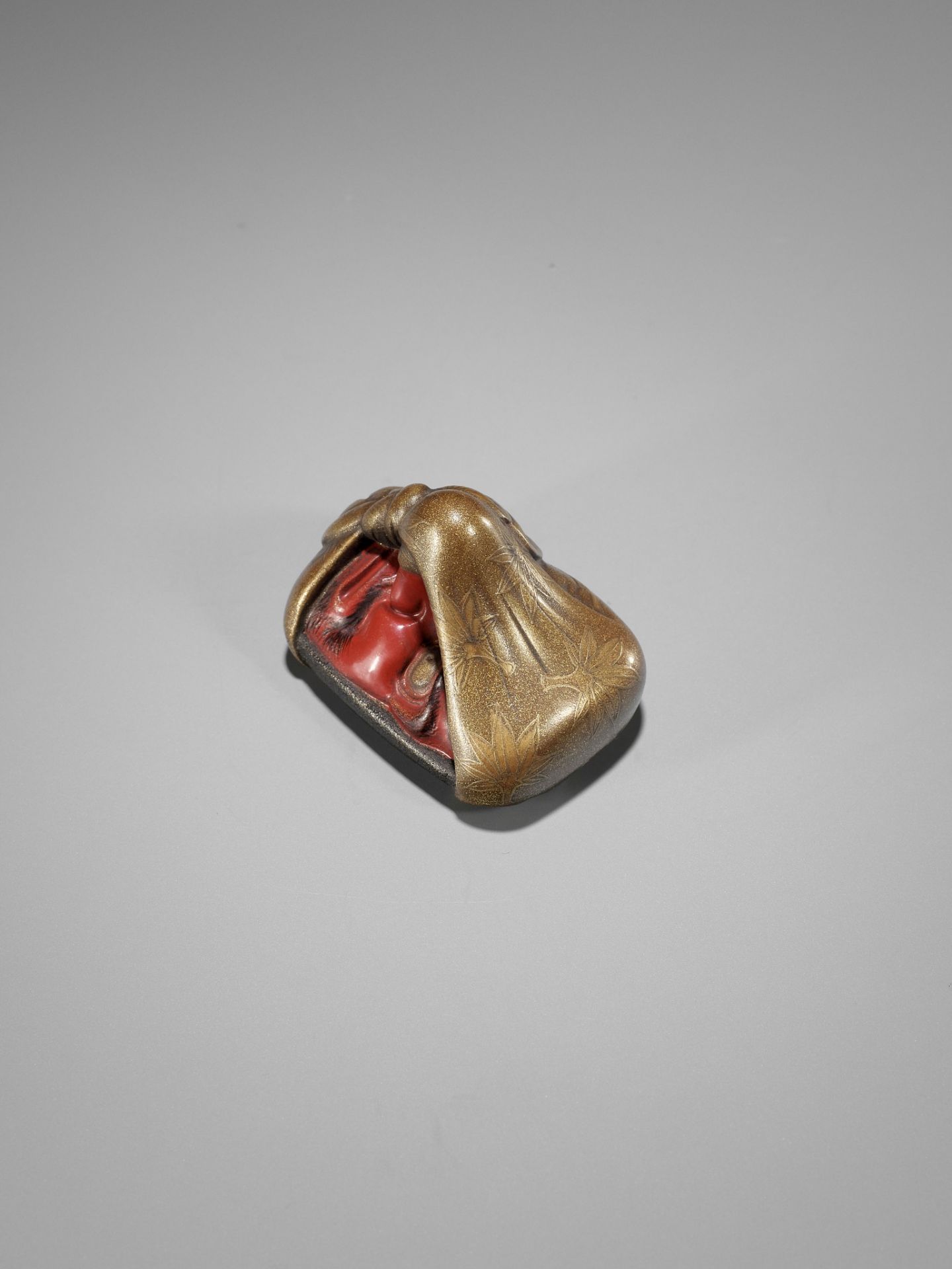 AN EXCEPTIONAL LACQUER NETSUKE OF A KONOHA TENGU MASK WRAPPED IN A FUROSHIKI - Bild 7 aus 11