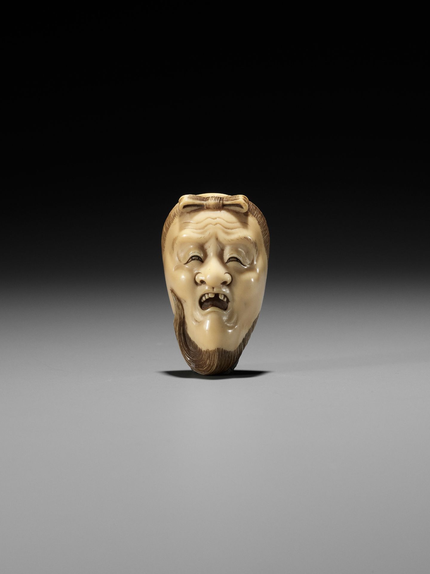 AN IVORY MASK NETSUKE DEPICTING OF AN OLD MAN (JO), ATTRIBUTED TO MITSUYUKI - Image 11 of 12