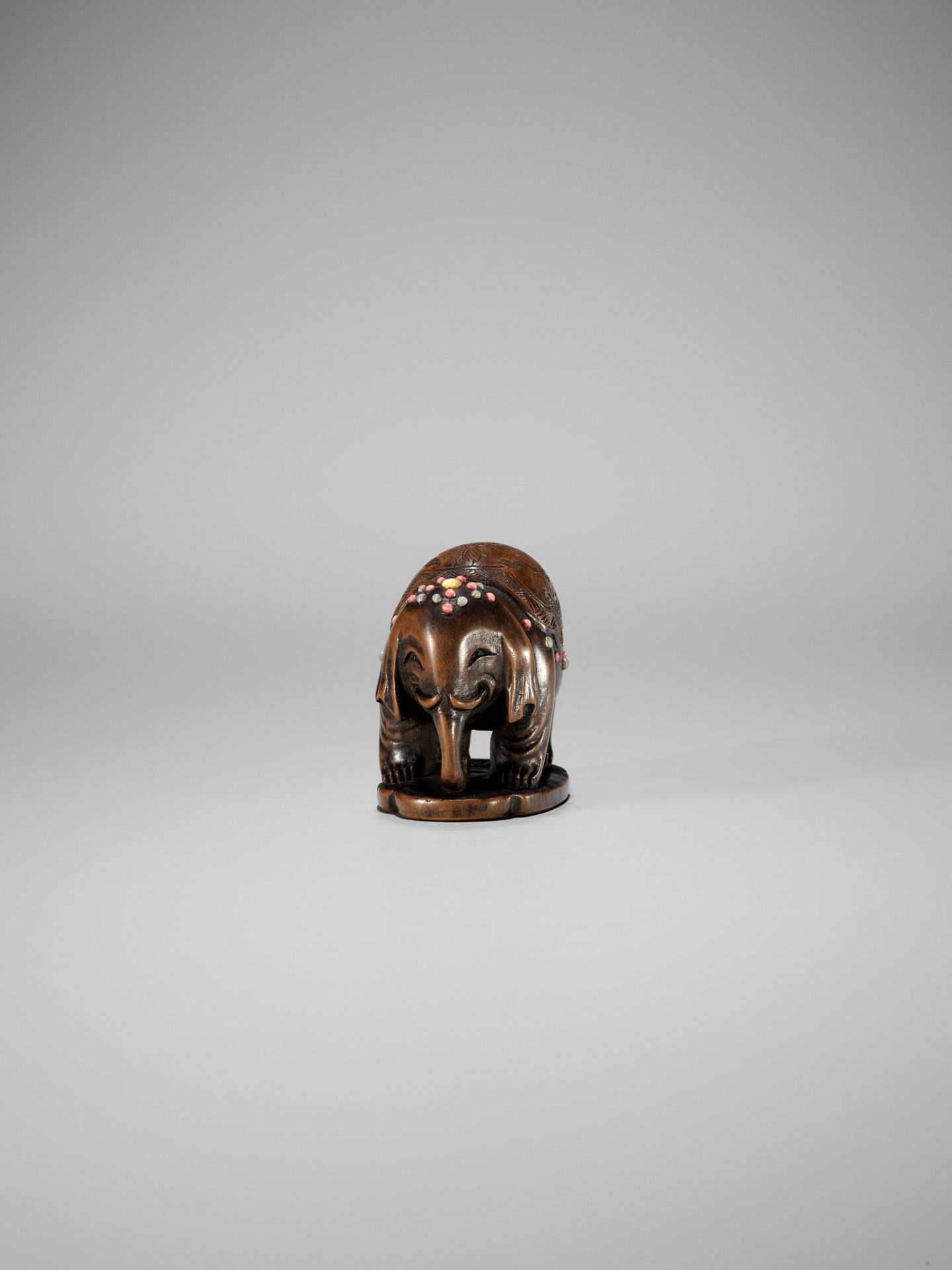 A RARE SHIBAYAMA-INLAID WOOD NETSUKE OF A CAPARISONED ELEPHANT - Image 2 of 9