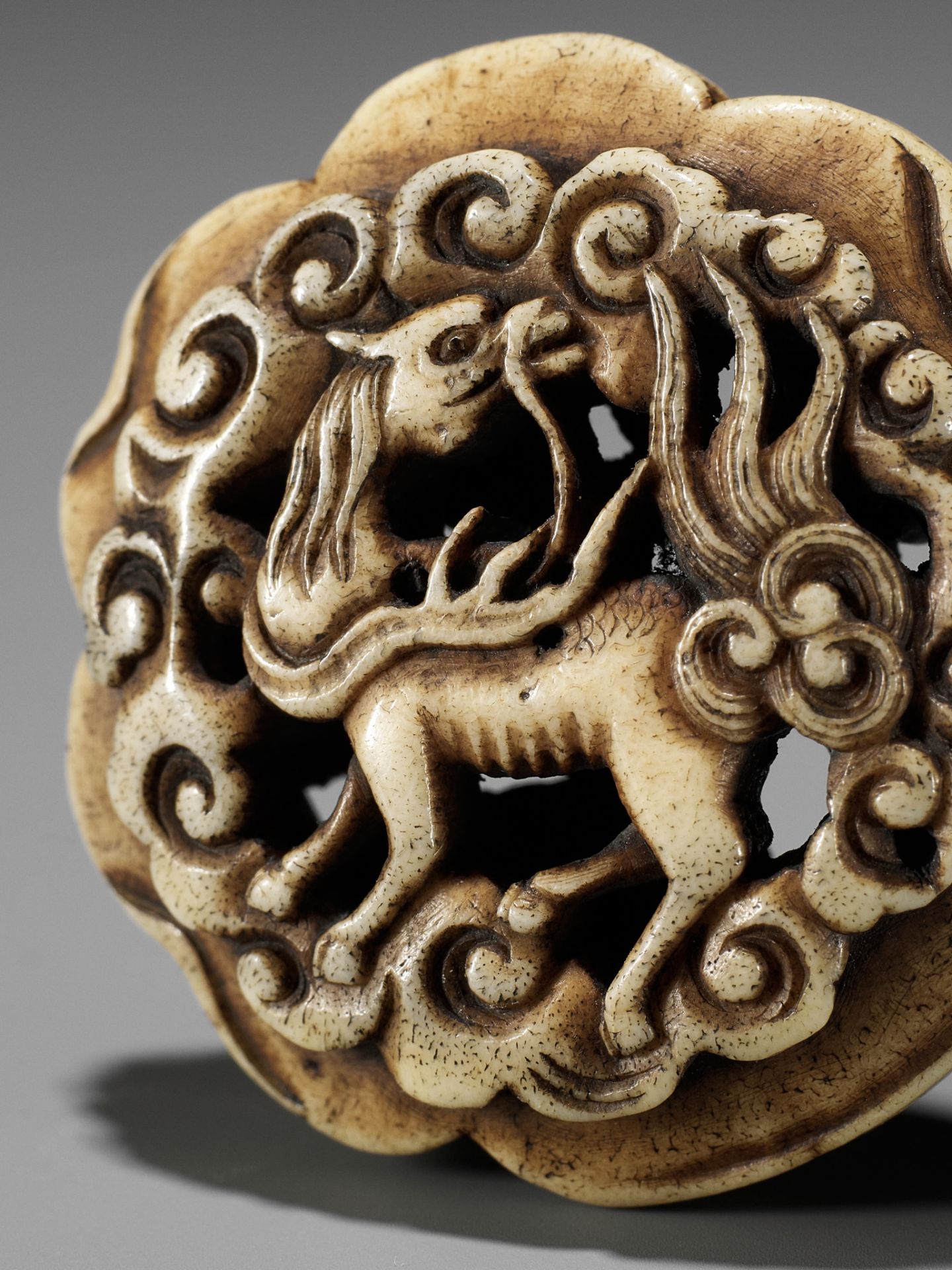 A STAG ANTLER RYUSA MANJU NETSUKE OF A KIRIN AMONGST CLOUDS - Image 2 of 10