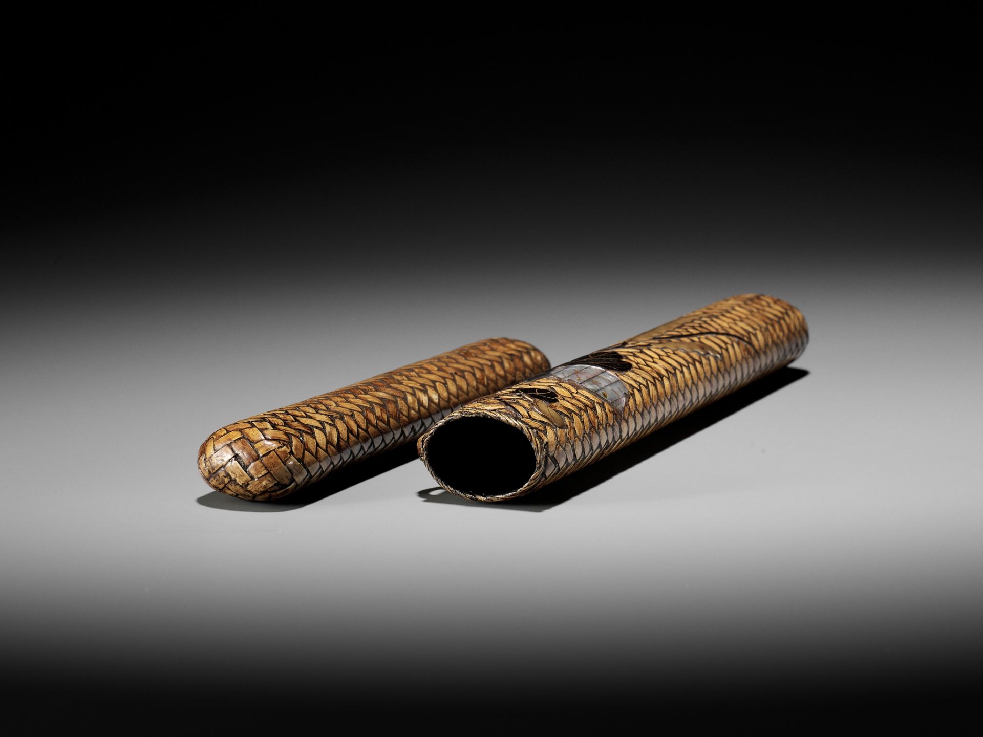 SEN'YU: A WOVEN RATTAN KISERUZUTSU WITH A BAMBOO AND SILVER KISERU - Image 7 of 8