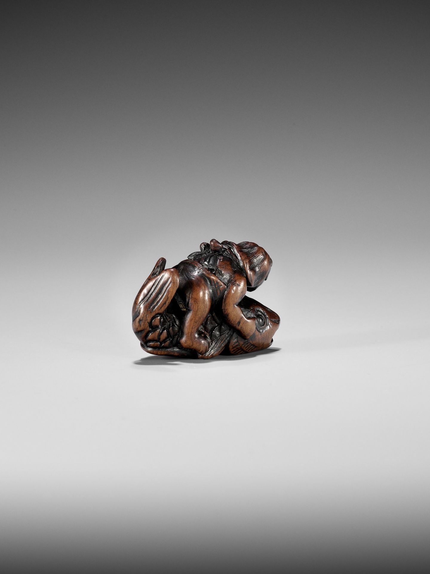 AN EARLY WOOD NETSUKE DEPICTING ONIWAKAMARU BATTLING THE GIANT CARP - Image 6 of 9