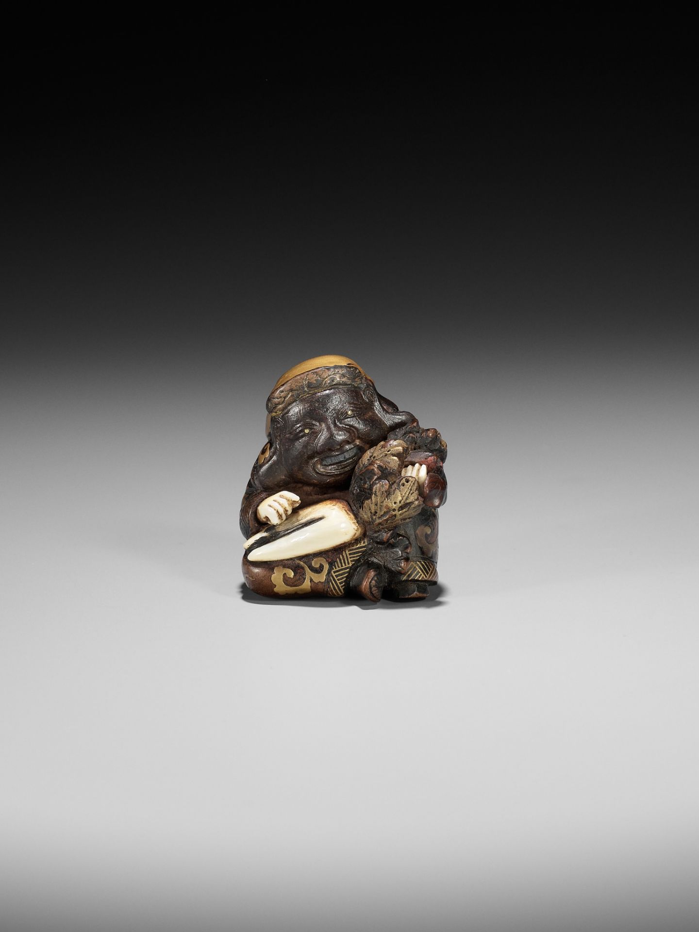 A RARE AND UNUSUAL INLAID AND LACQUERED WOOD NETSUKE OF DAIKOKU - Bild 3 aus 7