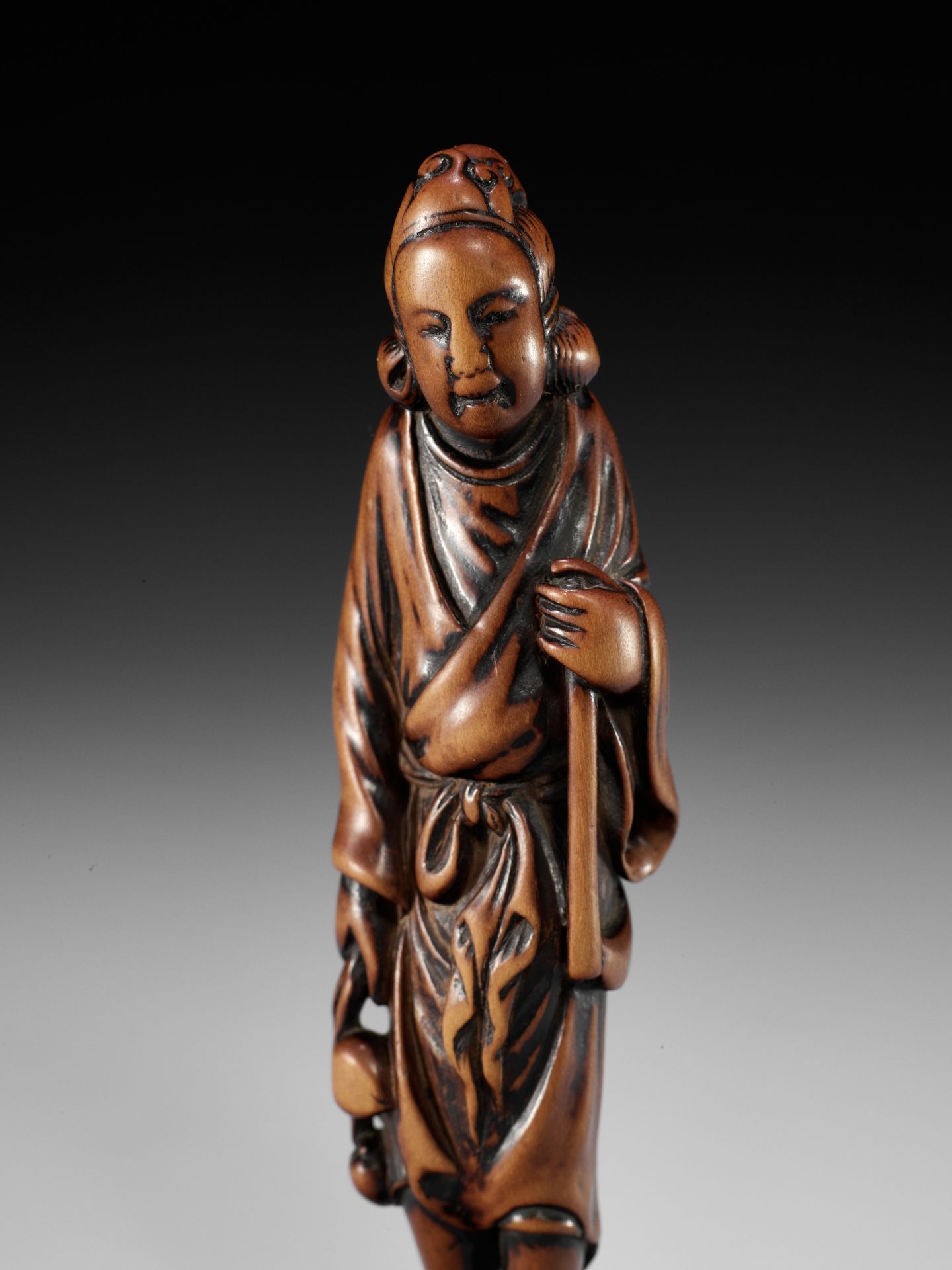 A SUPERB TALL WOOD NETSUKE OF SEIOBO - Bild 6 aus 13