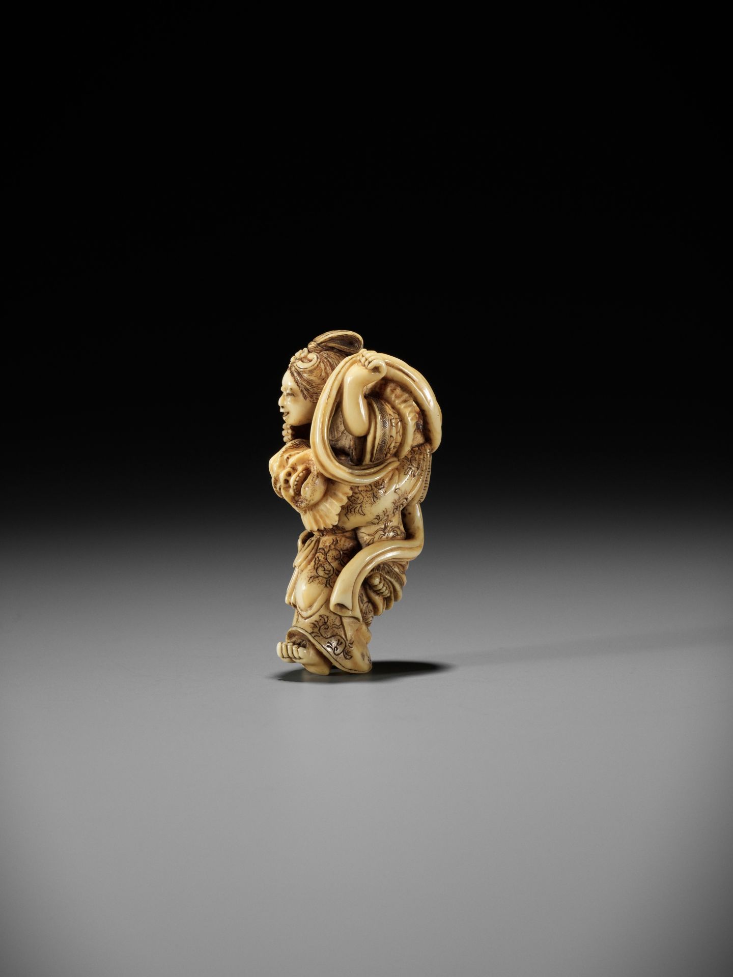 HIDEMASA: A FINE IVORY NETSUKE OF IKKAKU CARRYING THE PRINCESS SENDARAMO - Image 8 of 14