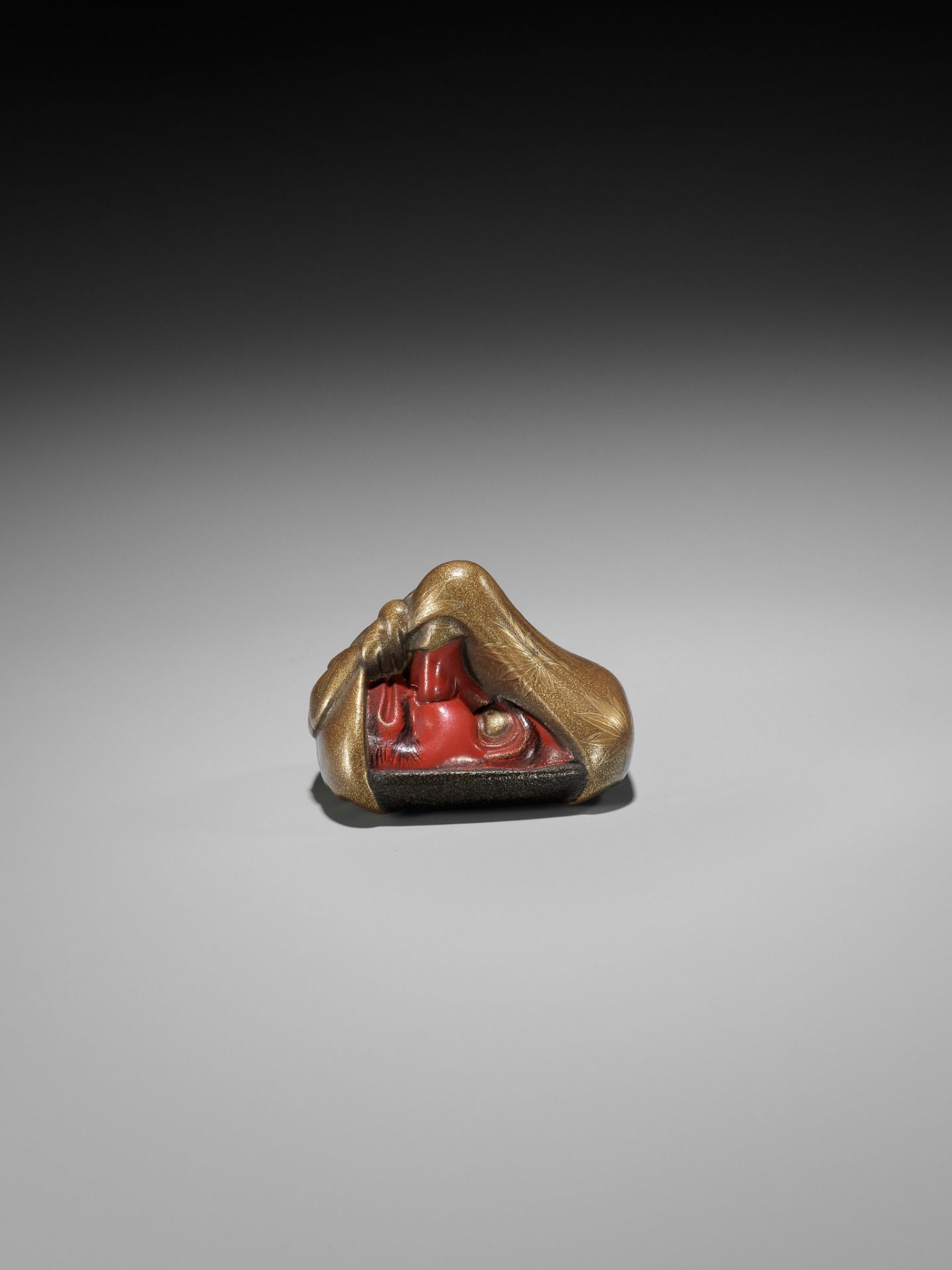 AN EXCEPTIONAL LACQUER NETSUKE OF A KONOHA TENGU MASK WRAPPED IN A FUROSHIKI - Bild 6 aus 11