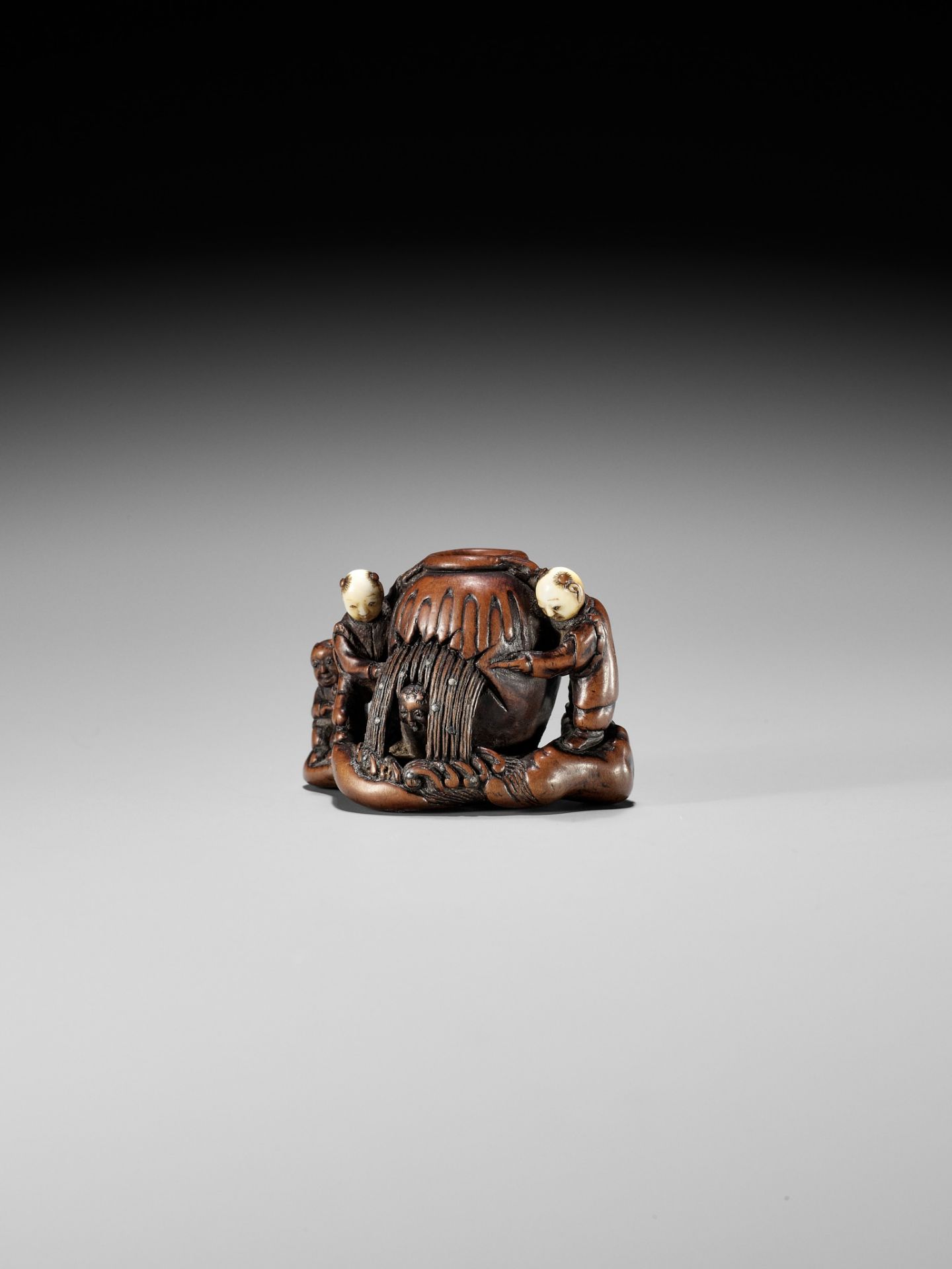 A LARGE WOOD NETSUKE DEPICTING THE STORY OF SHIBA ONKO - Image 4 of 9