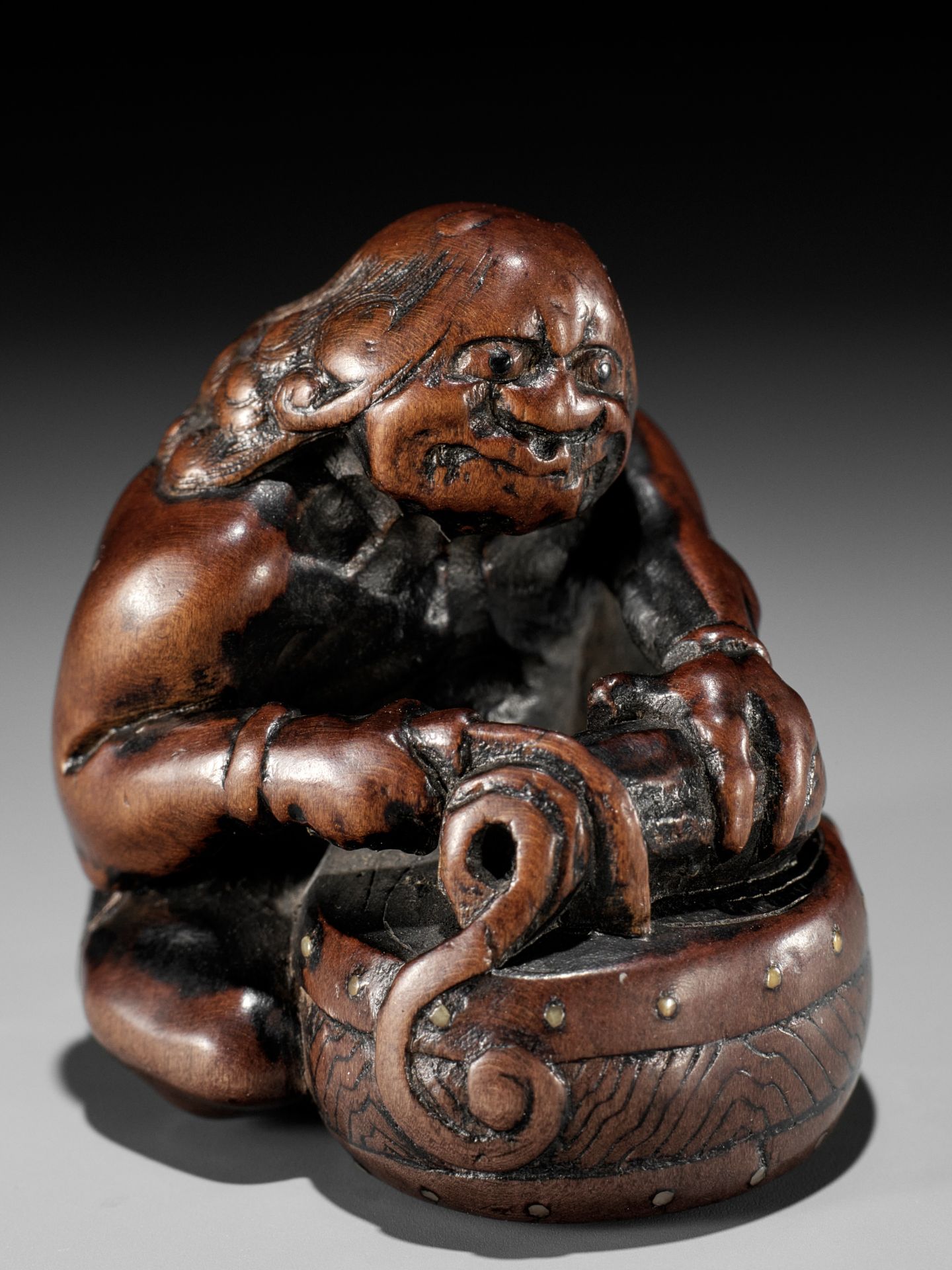 GYOKUMIN: A FINE AND RARE NAGOYA SCHOOL WOOD NETSUKE OF RAIJIN CUTTING A CUCUMBER - Bild 17 aus 17