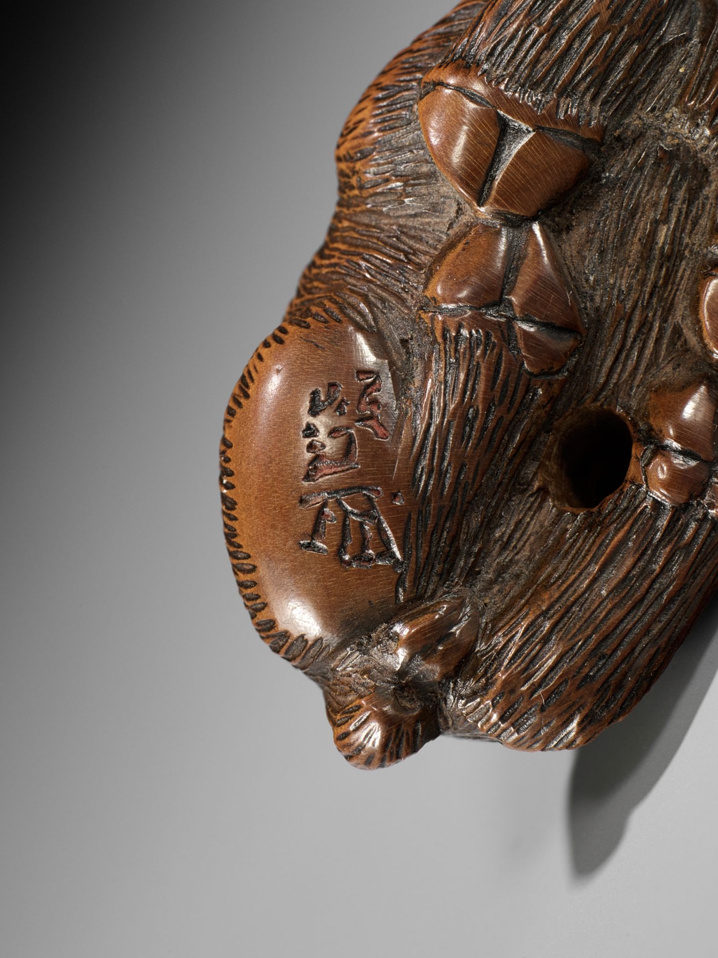 MINKO: A WOOD NETSUKE OF A RECUMBENT GOAT - Bild 10 aus 10