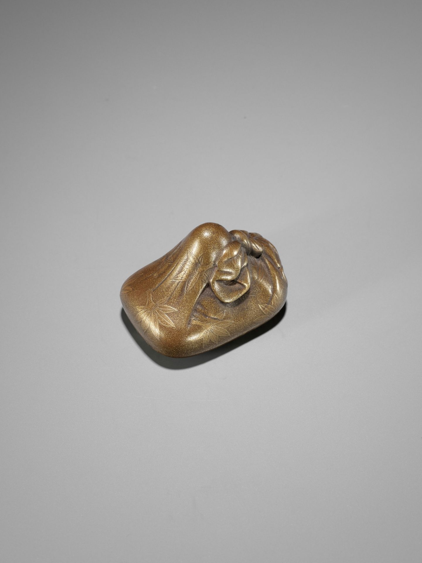 AN EXCEPTIONAL LACQUER NETSUKE OF A KONOHA TENGU MASK WRAPPED IN A FUROSHIKI - Bild 5 aus 11