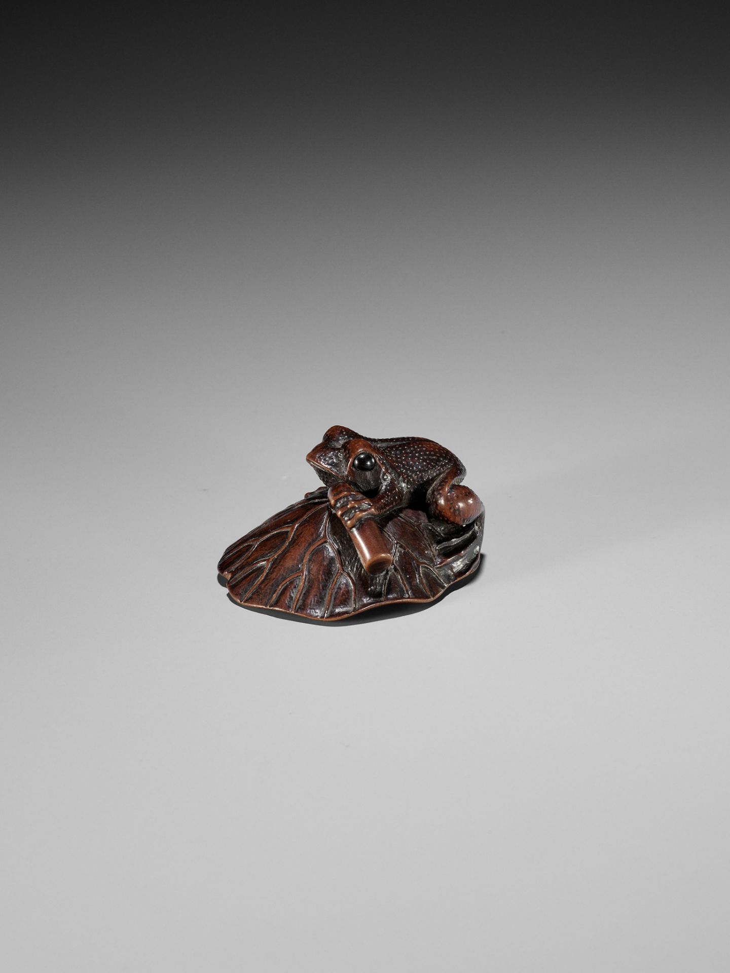 A FINE WOOD NETSUKE OF A TOAD ON A LOTUS LEAF - Bild 2 aus 9