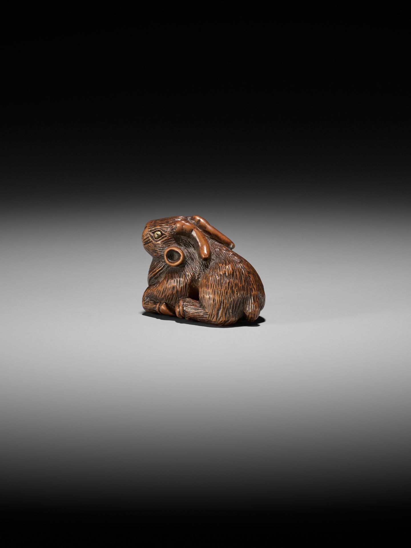 MINKO: A WOOD NETSUKE OF A RECUMBENT GOAT - Bild 3 aus 10