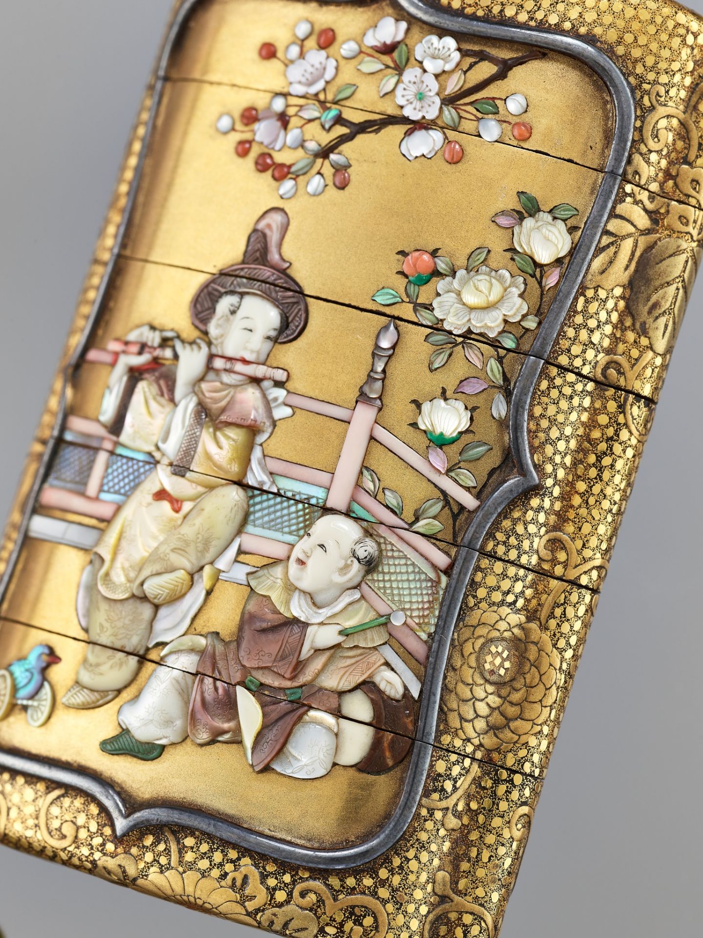 A SUPERB SHIBAYAMA INLAID GOLD LACQUER FOUR-CASE INRO DEPICTING KARAKO - Bild 4 aus 4