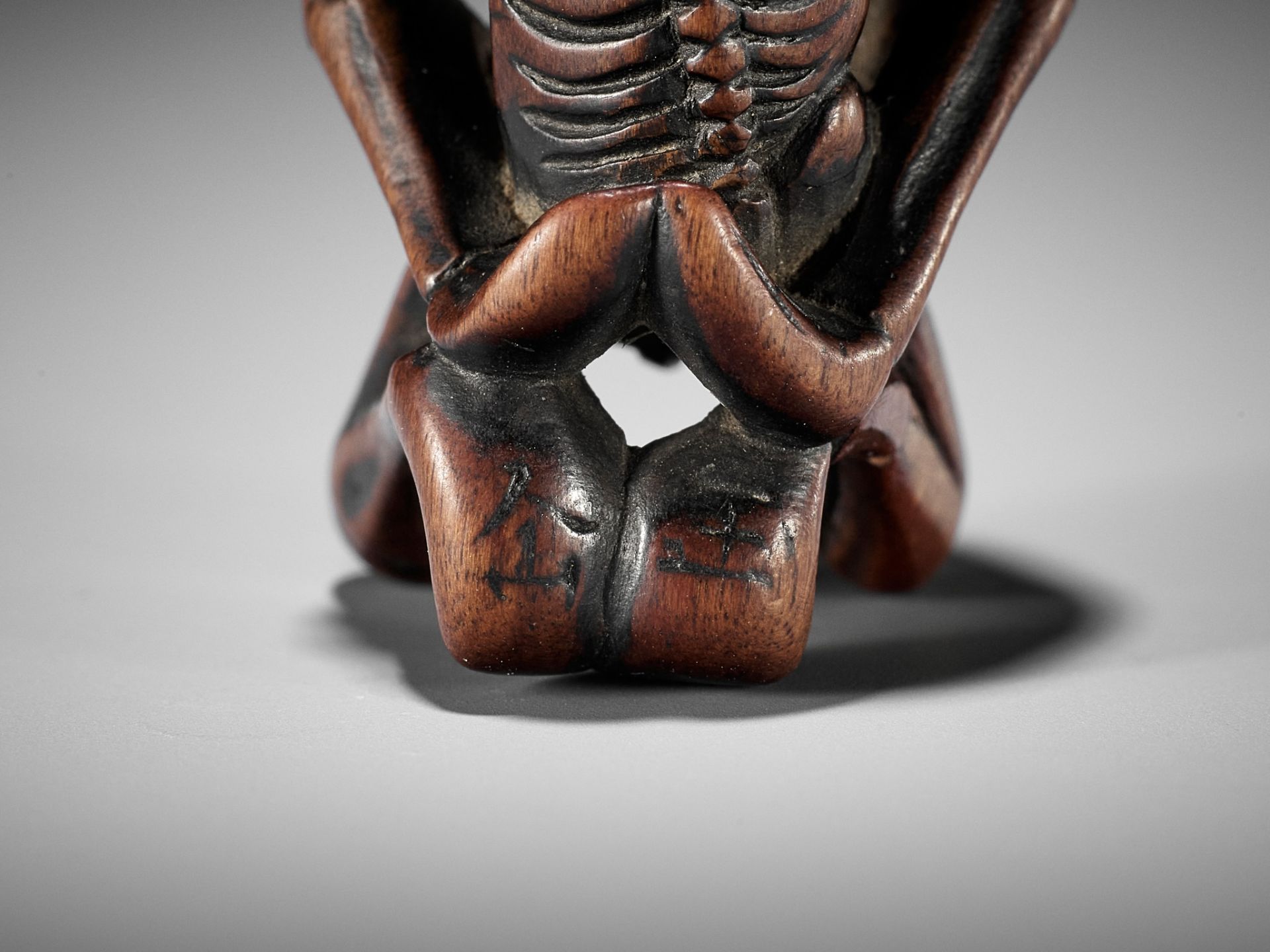 GYOKUSEN: A SUPERB WOOD NETSUKE OF TWO AMOROUS SKELETONS - Bild 12 aus 14