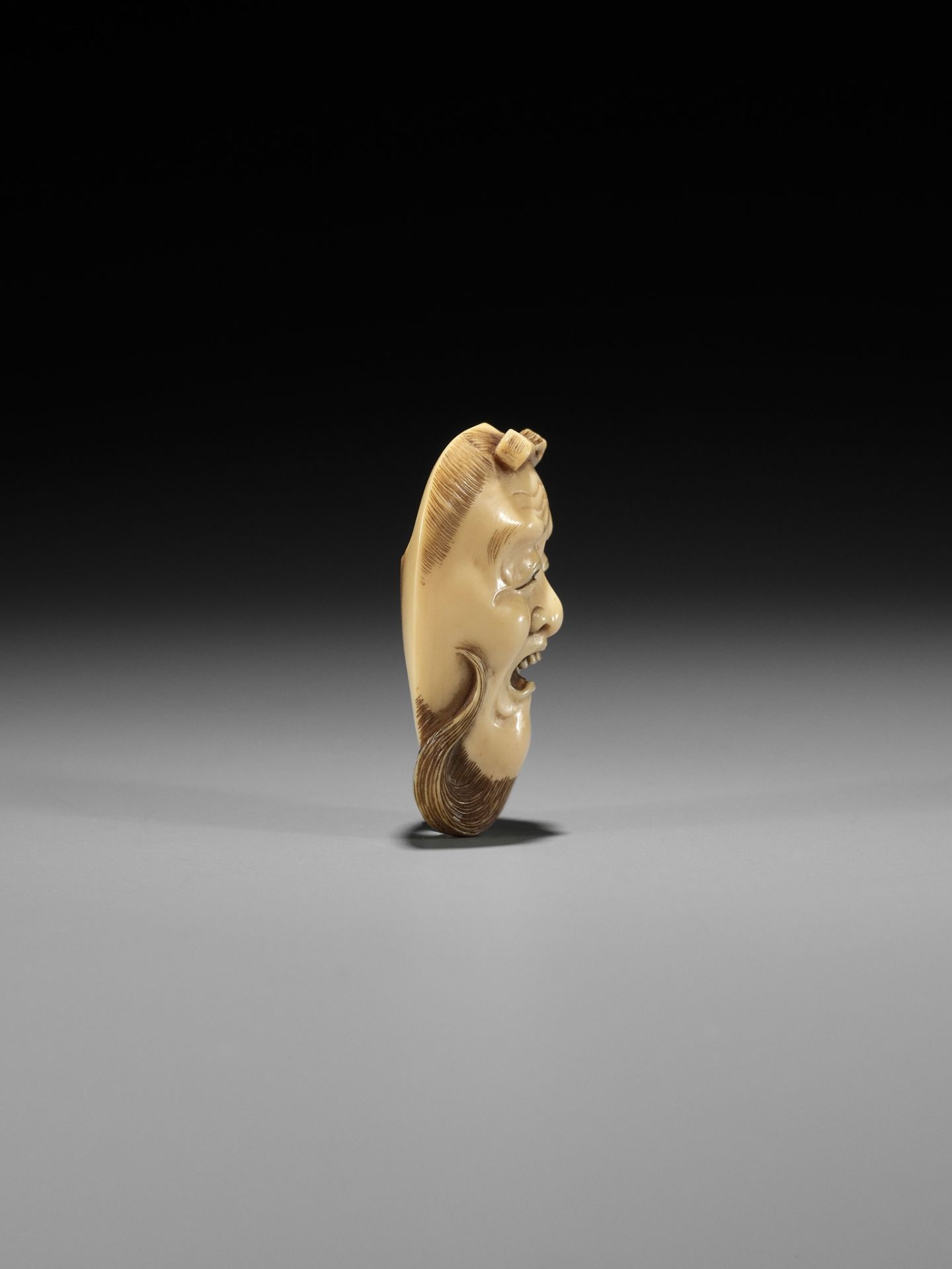 AN IVORY MASK NETSUKE DEPICTING OF AN OLD MAN (JO), ATTRIBUTED TO MITSUYUKI - Image 10 of 12