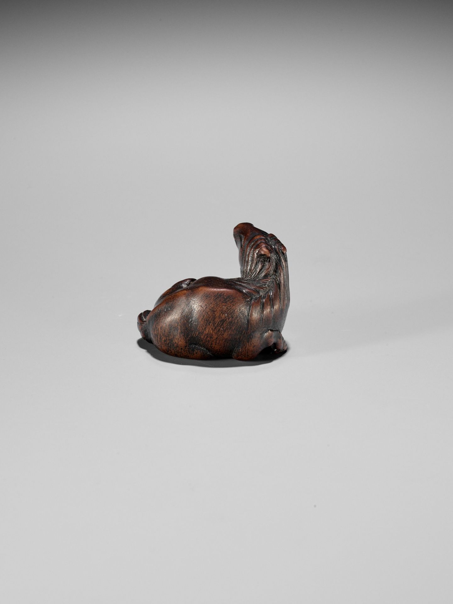 MASAMARU: A FINE WOOD NETSUKE OF A RECUMBENT HORSE - Bild 7 aus 10