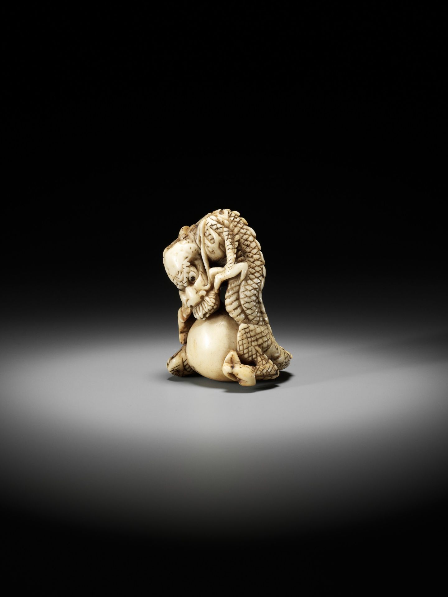 A POWERFUL STAG ANTLER NETSUKE OF A DRAGON WITH TAMA, ATTRIBUTED TO MOTOTADA - Image 3 of 11