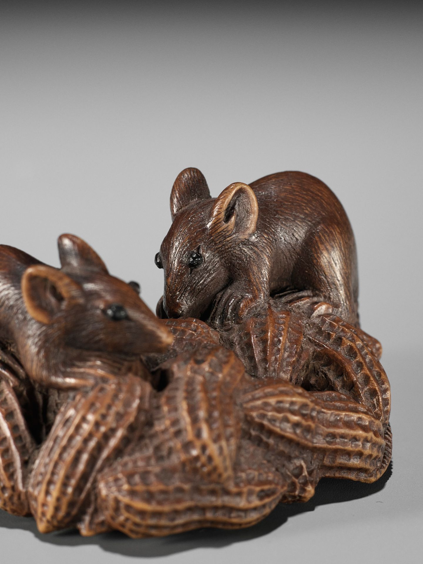 MASANAO: A WOOD NETSUKE OF TWO RATS ON A CLUSTER OF PEANUTS - Bild 3 aus 11