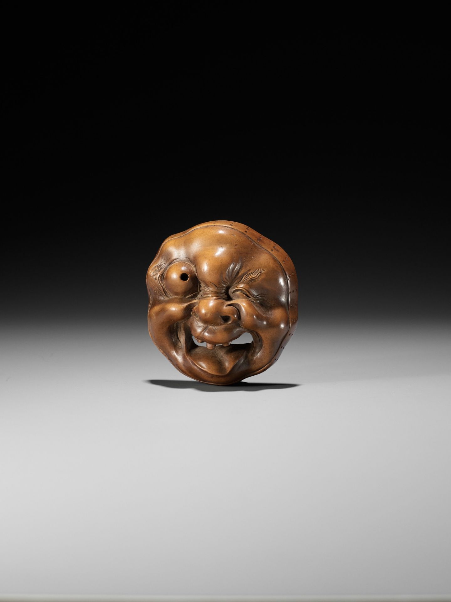 A LARGE AND SUPERB WOOD MASK NETSUKE OF A GROTESQUELY GRIMACING MAN, ATTRIBUTED TO KOKEISAI SANSHO - Bild 11 aus 12