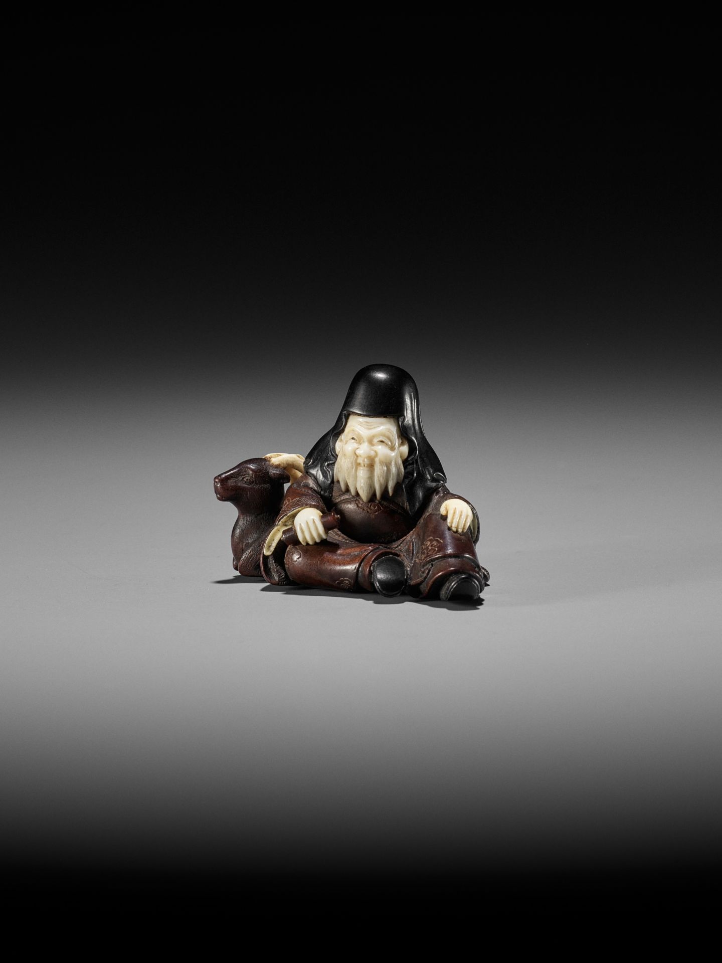 KOKOKU: A VERY FINE INLAID WOOD NETSUKE OF JUROJIN WITH STAG - Image 5 of 12