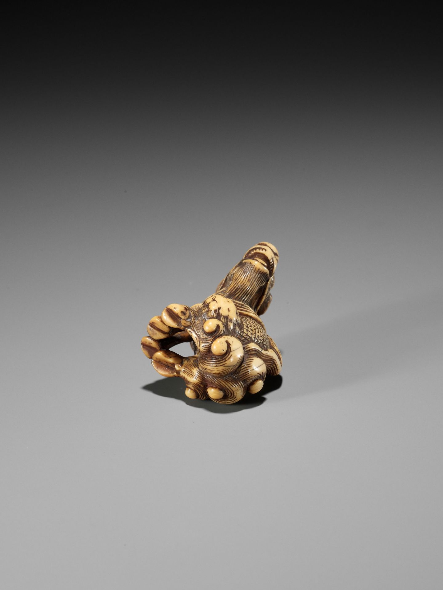 GYOKUZAN: AN IVORY NETSUKE OF A KIRIN - Bild 11 aus 14