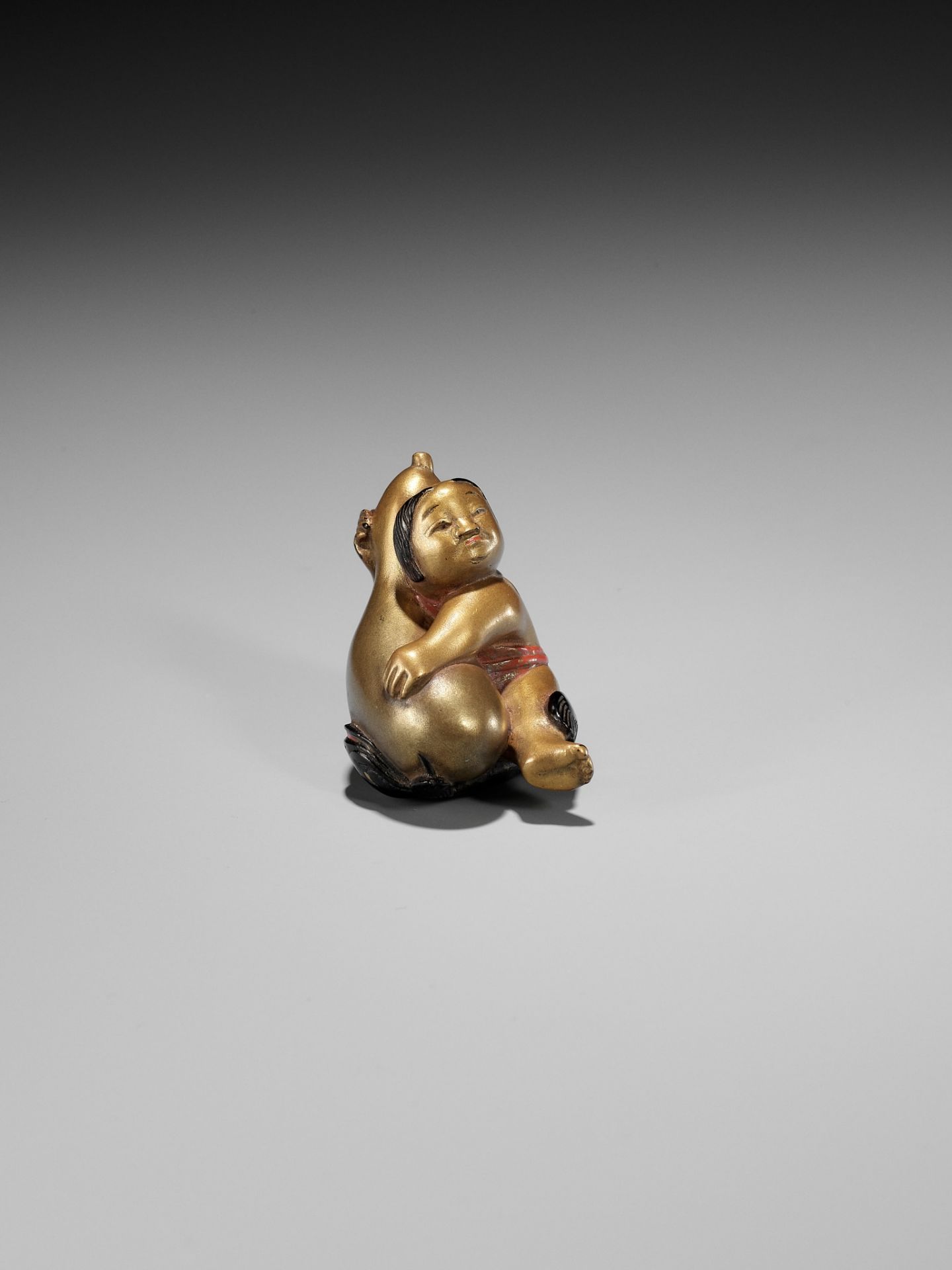 A RARE GOLD LACQUER NETSUKE OF A GOSHO NINGYO DOLL AS KADORI MYOJIN - Image 3 of 10